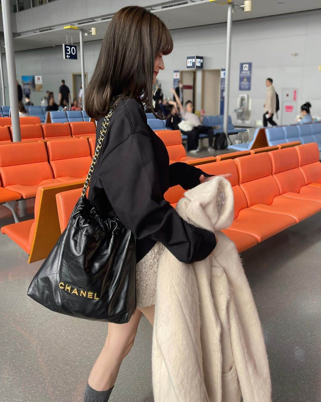 YUYUさんのインスタグラム写真 - (YUYUInstagram)「出発🛫コーデはこんな感じ👱🏼‍♂️🤝🏻🎀  柔らかいシャギー生地に対して、ダンディーなシルエットの掛け合わせがBibiy.らしくって！ついついローファー合わせに走ってしまう。。  トレーナーとグリッター素材も🤝🏻可愛い〜  🍩☁️🩵🛫🌼 @bibiy_official  #LYASHAGGYJACKET #BIBIYLOGOSWEATSHIRT」10月12日 20時17分 - yuyukmt