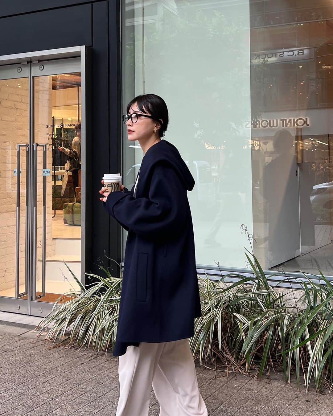 ETRÉ TOKYO ストアのインスタグラム：「@etretokyo  【10/12 New Arrival】 ㅤㅤㅤ ㅤㅤ #ETREフーディーリバーコート  BEIGE / NAVY / L.BEIGE S.M size ¥49,500(tax in)  ㅤㅤㅤ  新宿スタッフ @etretokyo_tobi 157cm @etretokyo_yumi 150cm  着用カラー：NAVY  ㅤㅤㅤ ㅤㅤㅤ - - - - - - - - - - - - - - - - - - - - - - - - - - - -  商品詳細はTOPページURLよりチェック🔍 ›› @etretokyo_store  ㅤㅤㅤ スタッフコーディネートも毎日更新中【 #etretokyo_staff_ootd 】をフォロー🐿️  TOPページの"フォロー中"から 気になるスタッフのアカウントをフォロー🤝  - - - - - - - - - - - - - - - - - - - - - - - - - - - - ⁡  【INFORMATION】 ⁡ㅤㅤㅤ ⁡ ※ 10/12(木)発売のアイテムは 10/13(金)12:00よりお在庫のある場合、ルミネカード会員様限定で店舗通販のご利用が可能です。  ⁡ ※お電話がつながりにくい可能性がございます。 ⁡ ※また混雑時には入場制限及び 試着点数の制限を設けさせて頂きます。 予めご了承ください。 ⁡ ⁡ ご理解、ご協力を賜りますよう 心よりお願い申し上げます。   ㅤㅤㅤ 【LUMINE SHINJUKU STORE】 ETRÉ TOKYO ルミネ新宿2店 TEL：03-5989-0979  ー営業時間ー (平日、土日祝)11:00-21:00 ⁡  #etretokyo#etre#fashion#etretokyoshinjuku #etre#2023etre#etretokyo_staff_ootd#2023aw #大人ファッションコーデ #シンプルスタイル  #オトナカジュアルコーデ #フーディーコート #モノトーンコーディネート #伊達メガネコーデ」