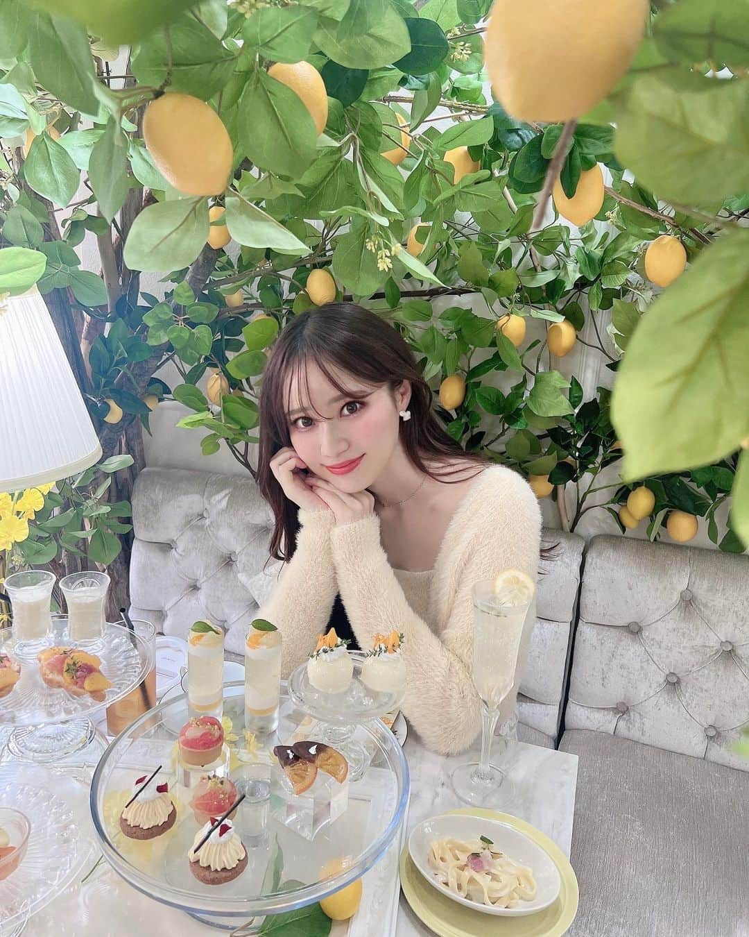 小越しほみのインスタグラム：「Lemon and Orange Citrus Afternoon Tea🍋🍊  @hautecouturecafe_official 表参道に ちえるちゃんと行ってきたよ🥰  レモンがいっぱいの内装も可愛かったし アフタヌーンティーの内容もご飯系とスイーツの割合が 丁度良くて満足でした🤍  柑橘系のさっぱりした甘さが好きだから スイーツの味も好みだったなぁ✨  季節ごとに変化していつも新鮮に楽しませてくれるお店😌🫶🏻  .  .  .  .  .  .  .  .  ︎︎︎︎︎︎☑︎earring... @tao.collection.official   #オートクチュールカフェ #オートクチュールカフェ表参道 #hautecouturecafe #表参道 #表参道カフェ #表参道グルメ #映えスポット #映えカフェ #大人フェミニン #大人フェミニンコーデ #おしゃれカフェ #秋コーデ #秋服コーデ #秋服 #カフェ巡り #カフェ活 #カフェ活 #カフェスタグラム #東京カフェ #アフヌンコーデ #アフタヌーンティーコーデ #cafe #afternoontea #アフヌン #アフヌン巡り #アフヌン女子 #アフターヌーンティー #スイーツ #スイーツ巡り #シルバーアクセサリー #taocollection」