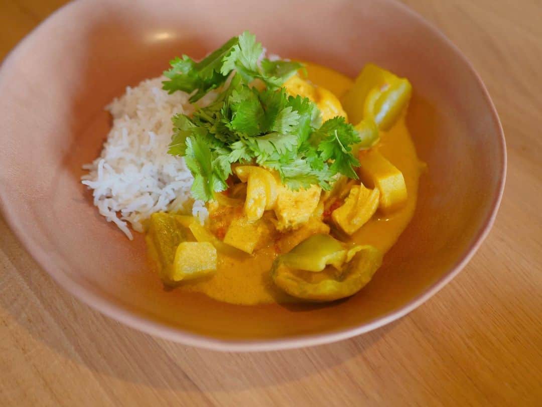 都築理沙のインスタグラム：「昨晩はカジキマグロ・ピーマン・じゃがいものスリランカ風カレー。  煮込み時間は10分であっという間に出来上がる。簡単なので長女もお手伝いしやすい。満足感はあるのに、カレールーも無しだしお魚なので食後感も軽い。良いことづくめなんです😊  お魚派の娘もパックパク☺️  一緒に食べるバスマティライスは日本米の半分ほどのGI値なんですって！(コントワーズの方が教えてくださった♡)  ざくろとレンズ豆のデトックス＆美肌サラダがお供です🌹」