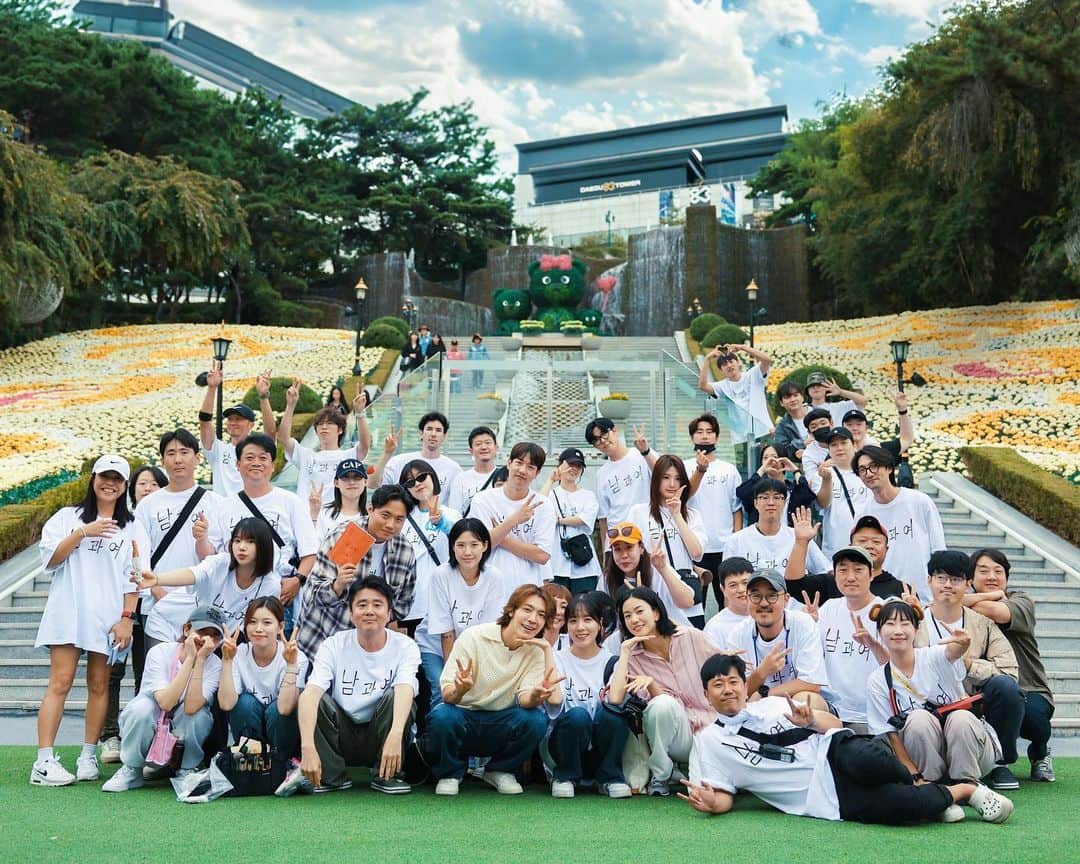 ドンヘのインスタグラム：「남과 여 촬영이 드디어 끝났습니다. 최고의 배우님들과 스텝분들과 함께 뜨거운 여름부터 선선한 가을까지 잊지 못할 추억을 만들었습니다:) 남과 여 많이 기대해 주세요💙」