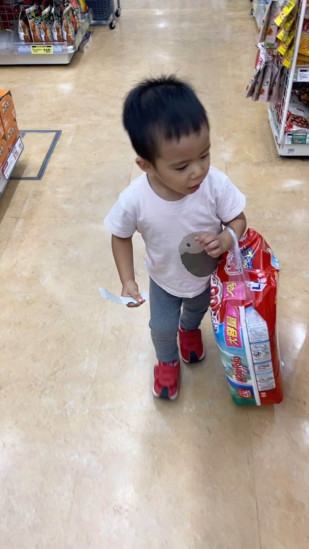 のインスタグラム：「自分のオムツは  自分で運びます😬  うちの子は  おもい（重い）  を  おもひ  と言います😬」