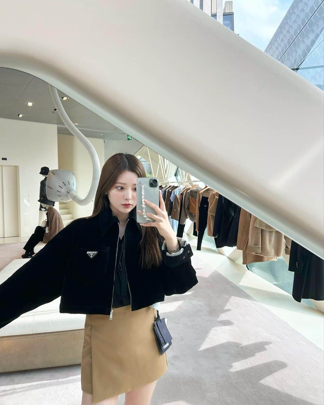 山本月のインスタグラム：「もうすっかり秋で寒くなってきたね🍂 秋は @prada のジャケットを購入したよ🖤冬はどんなアウターゲットしよう!  これsanaちゃんがオーバーサイズの方きてて可愛くて即買いに行ったけど クロップド丈の方しか無くてこっちを購入したよ☺︎  オーバーサイズの方も可愛いから欲しい🤭🖤  #prada」
