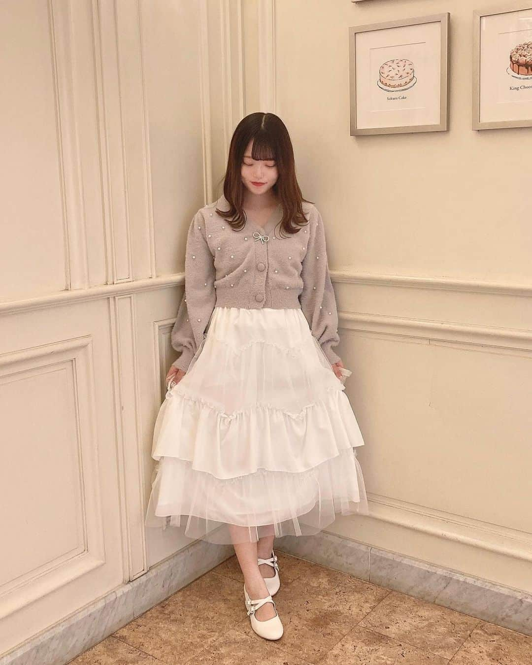 evelyn.coordinateのインスタグラム：「୨୧  カタログ掲載アイテム⚐˒˒  #パールリボンカーディガン  color OW/PI/BU price ¥7,400  #チュールボリュームSK  color OW/PI/IGY/BK price ¥7,900  新作アイテム本日店頭に入荷致しました🎀💕  ビジューリボンがポイントのふわふわカーデˎˊ˗ 触り心地がよくておすすめのアイテムです🥹💓  チュールスカートはボリュームたっぷりで存在感抜群です💫  是非店頭にてお確かめくださいませ୨୧  staff 152cm   #evelyn #エブリン #ガーリーコーデ #甘めスタイル #甘めコーデ #清楚コーデ #可愛い #girly #feminine #パステル #evelynコーデ #フェミニンコーデ」