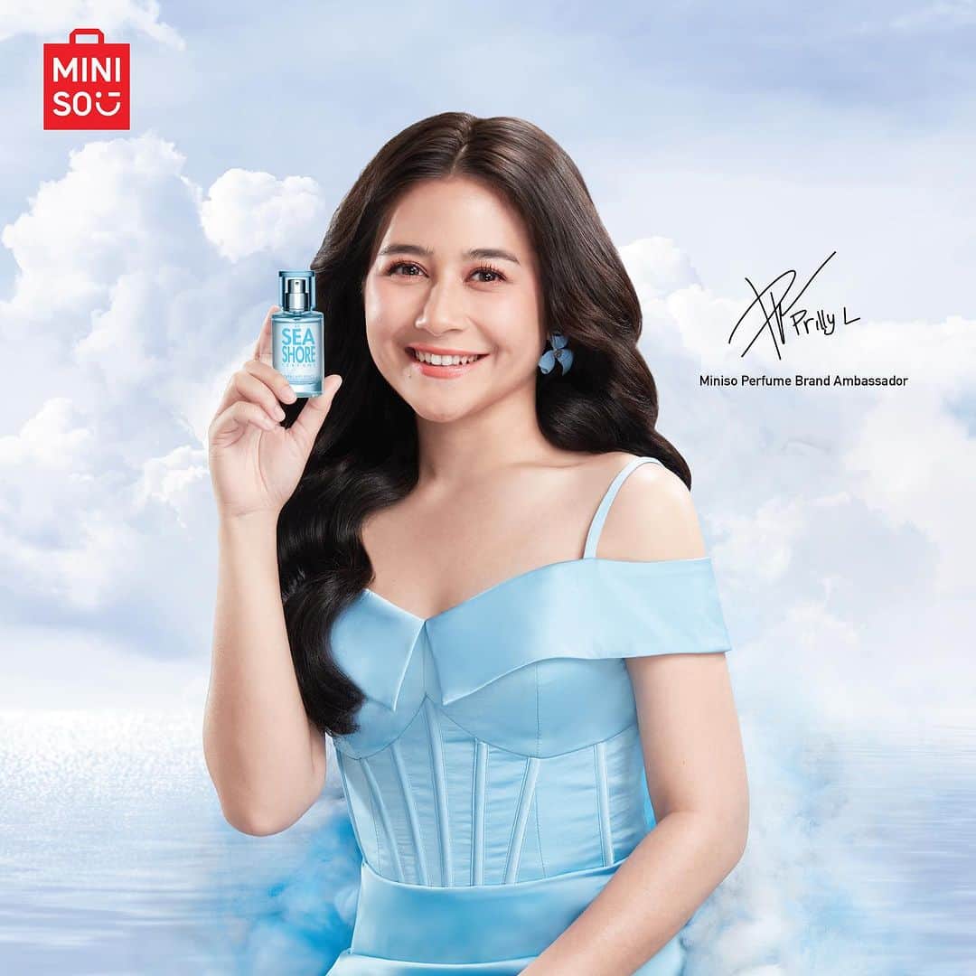Prilly Latuconsinaのインスタグラム：「Guys jangan kaget ya kalo sekarang aku jadi makin wangi 😋  Dengan bangga aku mau bilang ke kalian semua bahwa aku adalah Miniso Perfume Brand Ambassador! ❤️  Super happy terpilih sebagai BA parfum yang memang sudah jadi #MyPedeBooster aku! Thank you so much @minisoindo!  Ohiya karena aku lagi happy, aku mau bagikan 20 Special Gift Box #MyPedeBooster, isinya ada 3 parfum pilihanku dan foto-foto bertanda tangankuu 💫  Mau kann? Caranya: 1. Follow @minisoindo 2. Komen dengan hashtag #MyPedeBooster ya! 3. Mention 3 temanmu  Aku akan pilih 20 pemenang dan diumumkan di IG @minisoindo pada 15 November 2023 ya. Good luck semuanya 🤗  #MinisoIndonesia2023 #PrillyxMinisoPerfume #MinisoIndonesiaPerfume」
