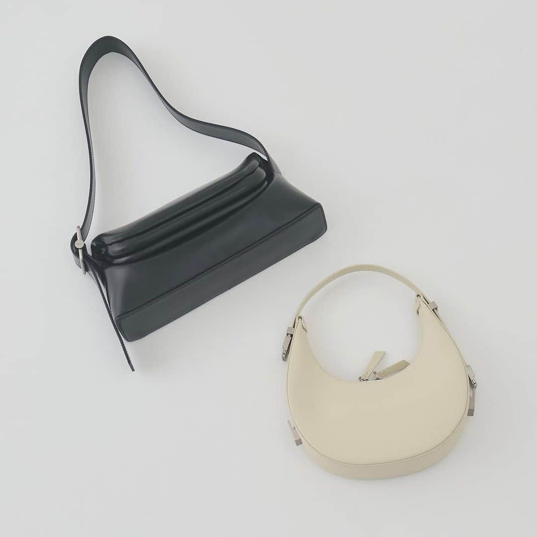 のインスタグラム：「【OSOI】 >>> IN STORE NOW . . ☑︎ FOLDER BROT ¥42,000+tax (Color: Black)  ☑︎ TONI MINI ¥39,000+tax (Color: Black, Ivory)  #lecielbleu #ルシェルブルー　#aw23 #fashion  #styling #osoi #bag」