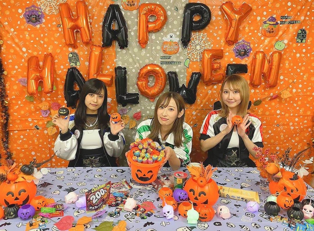 井坂仁美さんのインスタグラム写真 - (井坂仁美Instagram)「🤍  ハッピーハロウィン🎃👻 少しの時間だけど来てくれて ありがとう！！！  🔻12/22 渋谷ギルティ 🎤定期ライブ  🔻2024.4/20 仮面ライダーGIRLS 13周年ライブ （詳細は後日）」10月12日 15時12分 - hitomi_ankh