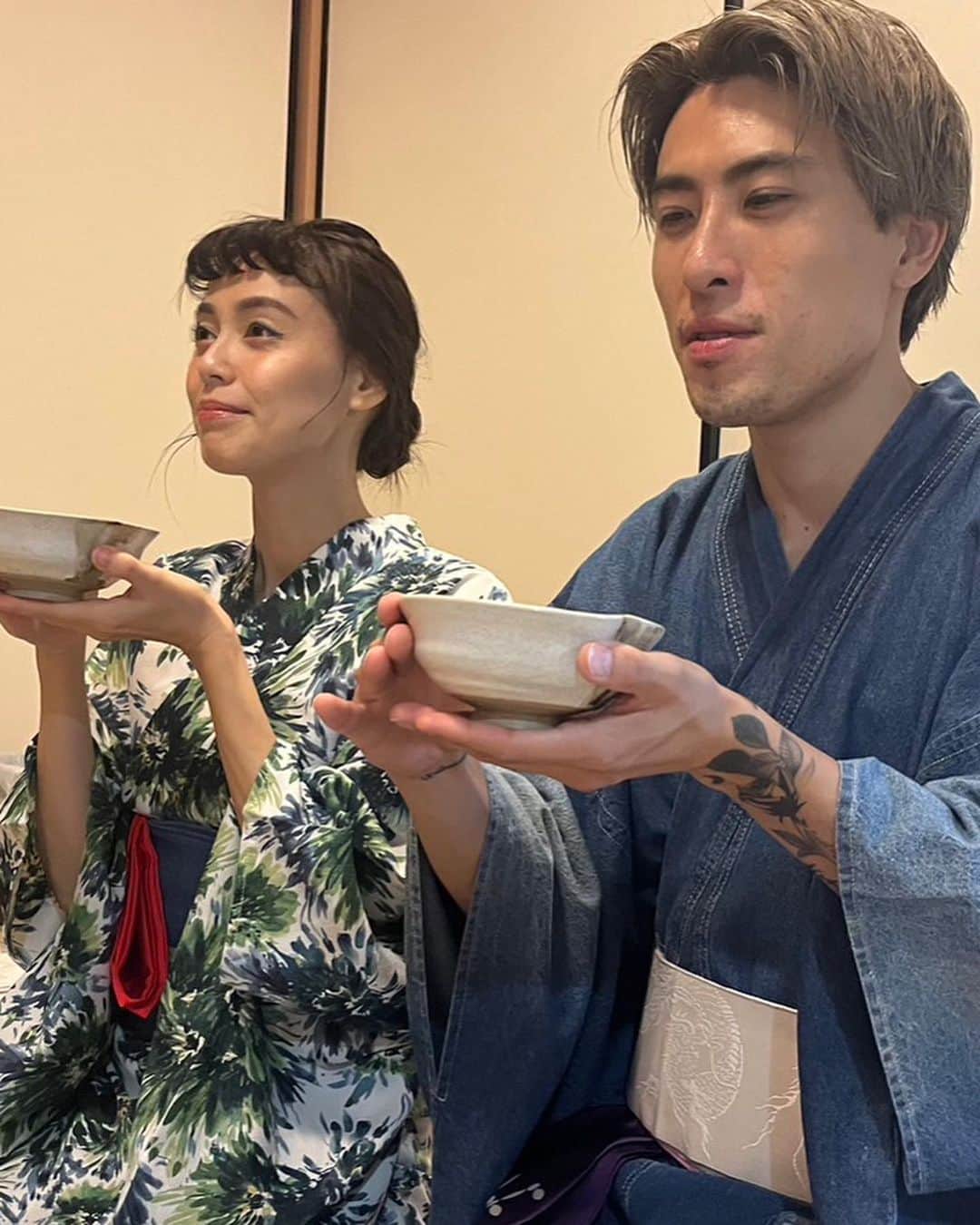 優美さんのインスタグラム写真 - (優美Instagram)「- 茶道、はじめました。  私たちは日本の文化が好きなんだろうな🇯🇵  20代の頃は日本舞踊を習い、 最近着付けをはじめて、  そして、茶道🍵  夫の写真の世界観ともリンクする茶道の縁。 @rickeyhirokawa   毎回感動する和の心はとても素敵。  友達にも点てられるようにお稽古頑張ります🔥🔥  先生！！ これからもよろしくお願いします！！ @kobori.sosho   #茶道 #茶人」10月12日 15時22分 - yuumi817