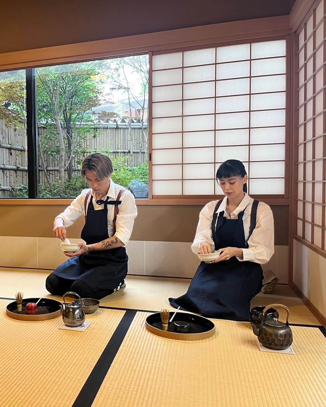 優美さんのインスタグラム写真 - (優美Instagram)「- 茶道、はじめました。  私たちは日本の文化が好きなんだろうな🇯🇵  20代の頃は日本舞踊を習い、 最近着付けをはじめて、  そして、茶道🍵  夫の写真の世界観ともリンクする茶道の縁。 @rickeyhirokawa   毎回感動する和の心はとても素敵。  友達にも点てられるようにお稽古頑張ります🔥🔥  先生！！ これからもよろしくお願いします！！ @kobori.sosho   #茶道 #茶人」10月12日 15時22分 - yuumi817