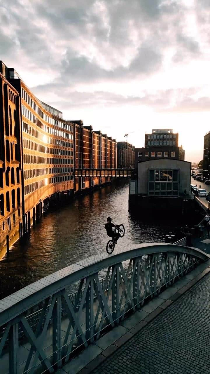 Thomas Kakarekoのインスタグラム：「Hamburg’s sunset didn’t disappoint 🌇 #hamburg」