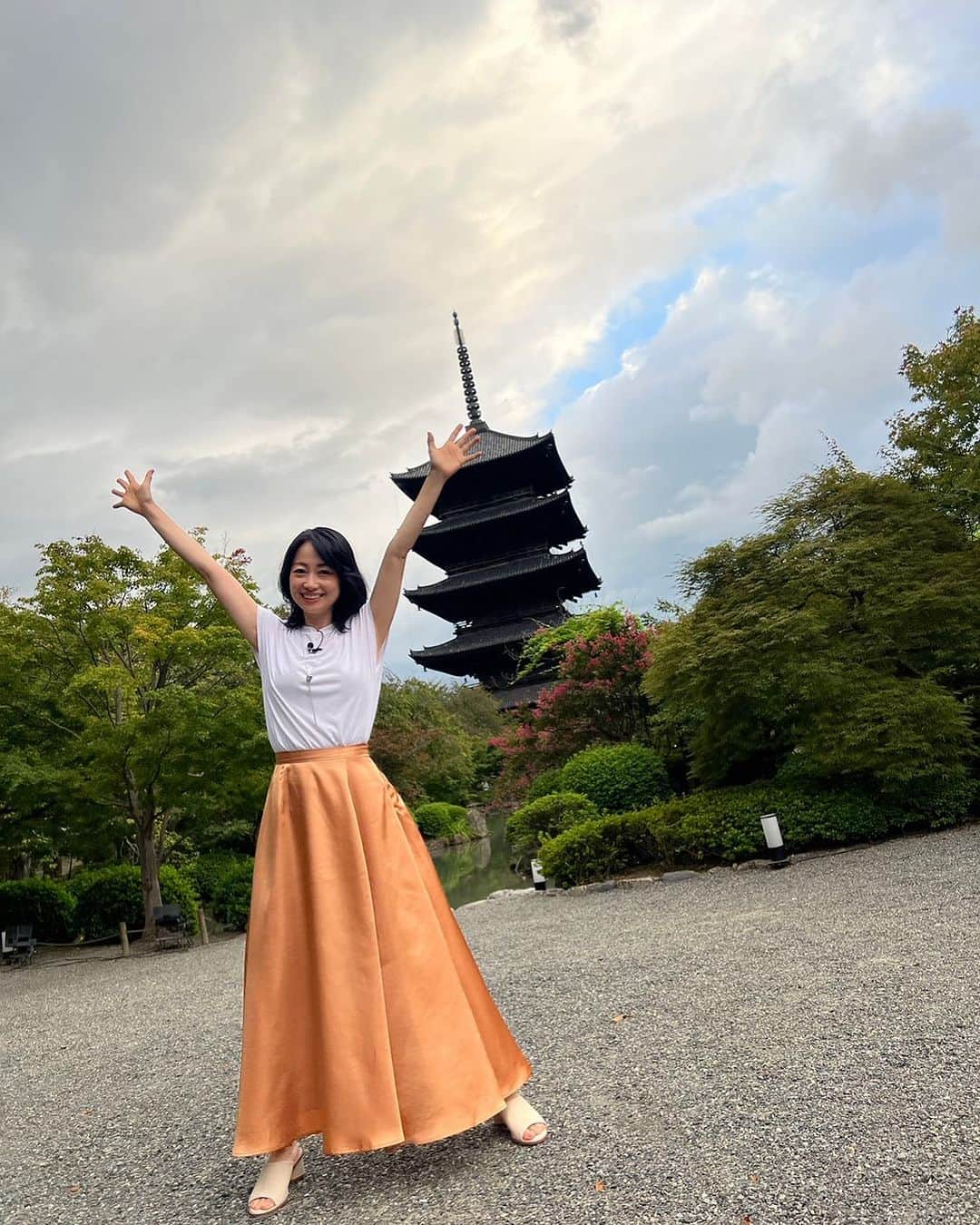 肘井美佳のインスタグラム：「I went to Kyoto for the filming of a travel show!  テレビ東京「旅スルおつかれ様 ハーフタイムツアーズ」、 1日目の放送が終わりました。 オンエアを見て下さった方ありがとうございました。  そうだ 京都、行こう。  の名所を沢山回らせていただきました！  後編は私のウルトラスペシャルミラクルアニバーサリーである明日に続きます！ （10/13(金) 8:00〜8:15）  ※今日見逃した方も、番組公式youtubeチャンネルがありまして すでにアップされておりますので是非ご覧ください。  #halftimetours #clubtourism #refleshuingair #kyoto #ハーフタイムツアーズ #クラブツーリズム #写真は東寺 #前回のサンライズ出雲の旅も観られます #探してみてね」