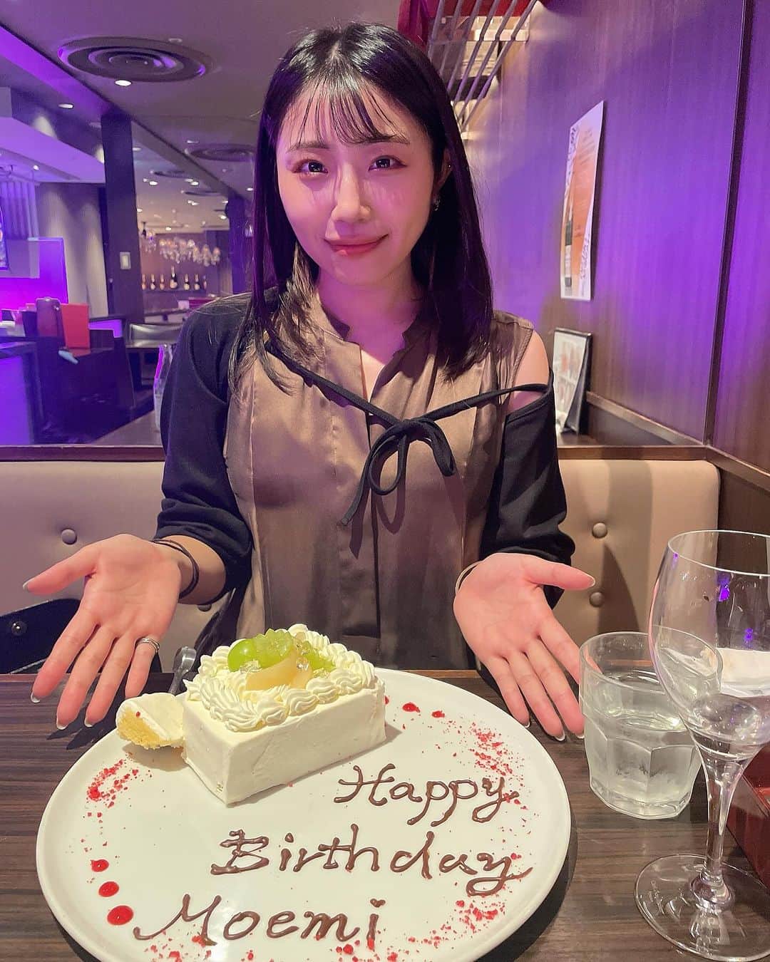のインスタグラム：「今日は誕生日😊🎂🎉 皆さんお祝いのメッセージやプレゼントありがとうございます❗️  昨日はリア友にお祝いしてもらいました✌️ 話が弾みすぎて料理の写真撮るの忘れた😅  今年はバタバタしてて去年みたいに誕生日配信できなかったけど いただいたプレゼントは感謝の気持ちをこめて後日投稿でアップさせていただきますね😉💦」