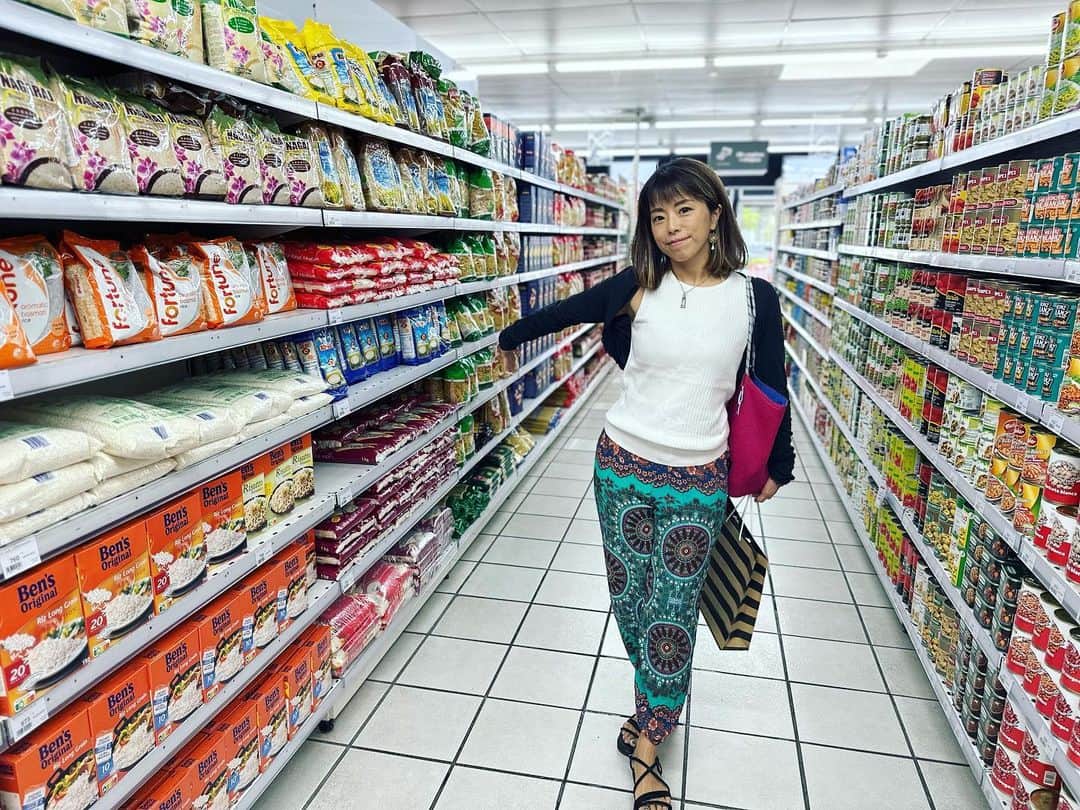 星那美月さんのインスタグラム写真 - (星那美月Instagram)「めっちゃ歩いて郵便局にSIMカード買いに行ってスーパーに行ってきました😚2人ともテンション上がる商品が違うので面白いw🍺🧀  今日元気だったら八重子さんと21:00〜インスタライブやります⭐️観てね！」10月12日 15時18分 - mitsukihoshina