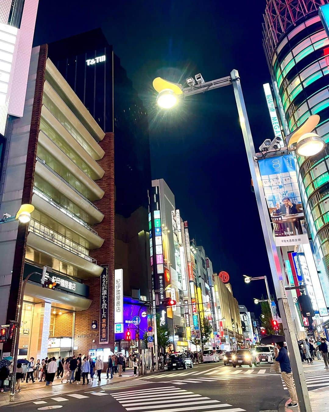 KEIのインスタグラム：「27歳も夏の終わりのこと。  私が1番尊敬している人が旅立った。 真面目で努力家で面白くて私の自慢だった。 初めは凄い人って知らなかったんだけど、 初めて本屋さんに並んでる本を見つけた時、 私のおじいちゃんって何者なの？？？って思ったのよく覚えています。 テレビで見るおじいちゃんも本で読むおじいちゃんも お家とはまるで別人でカッコよかった。 こうなりたいなあって思った。 おじいちゃんとの約束、まだ叶えられてないけど やっぱりいつか絶対叶えたい。  93年間お疲れ様とたくさんのありがとう☺️ きっと天国でゆっくり休むタイプじゃないと思うから 好きな事して好きなもの食べて、天国から見守っててください🌻  p.s. じいちゃんが大好きだった阪神タイガースが18年ぶりに優勝したよ！！！！！(新宿生まれ新宿育ちのくせに謎の阪神ファン笑) また優勝祝いにお寿司連れてってよ！！！！！！  20230908 📷 うちが受け継がれてきた大切な土地と ふざけてる私にからまれるおじいちゃん👴🏻笑」
