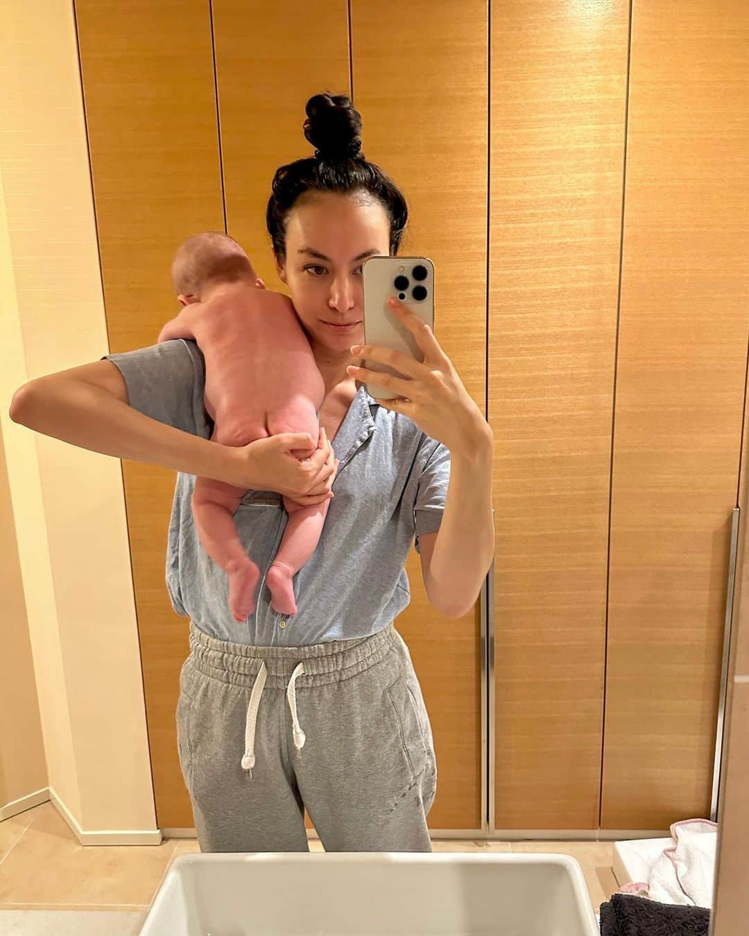 シャウラのインスタグラム：「スエットパンツにオシッコかけられたけど、この肉肉しいお尻はたまらない。 シャツをインしてるのは突っ込まないでください。😂 Yes he peed on my leg, yes baby butts are cute, no I don’t know why my shirt is tucked in.  #baby #momlife #育児」