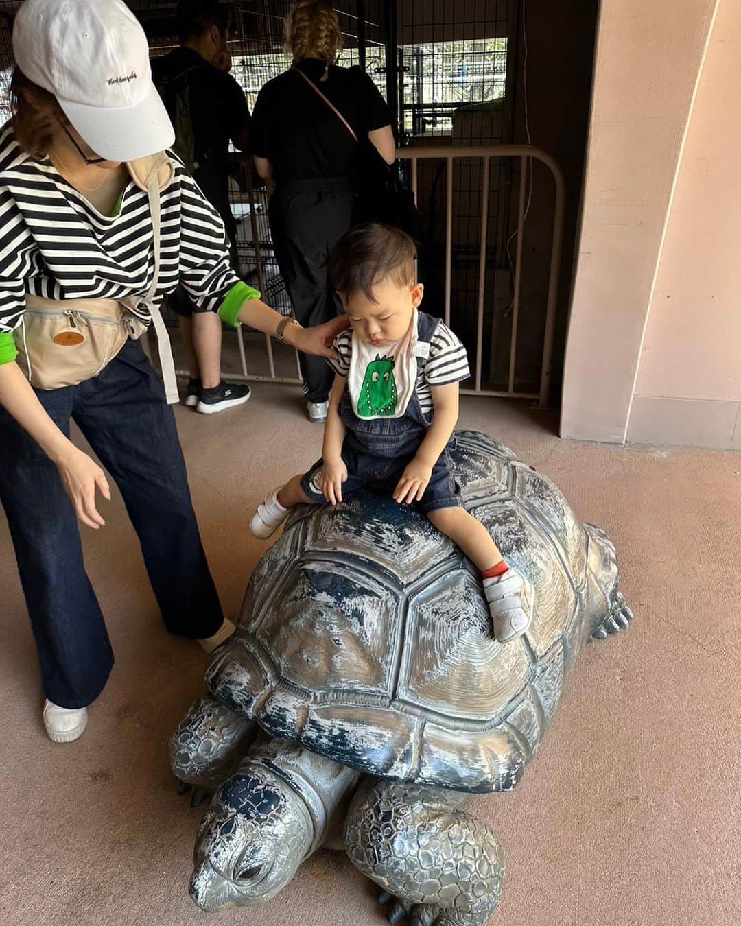 三島ゆかりさんのインスタグラム写真 - (三島ゆかりInstagram)「ボーダーとデニムで息子とリンクコーデしました🫶☺️ この日は基本夫がベビーカーを押してくれて私はヒップシートをつけて、ふれあいゾーンはベビーカーから降ろして自由に歩かせてたので危ない所に行きそうになったら抱っこ🤱 ウォーキングサファリではずっとベビーカーに乗せていたから抱っこはしてないけど、1日中結構歩いたのもあってか翌日から腰痛が、、 もう若くないということを思い知らされるよね💦  息子は動物にはまだあまり興味は無さそうで、ただただ歩き回るのが楽しいみたいな😂 土や草や葉っぱに触れて笑ってました🥰 記念写真を撮ろうと色んなフォトスポットで挑戦したんですが、すぐ逃げられちゃうのでなかなか難しい1歳5ヶ月👶 最近早歩きがもう走ってるよな？？ってくらい早く駆け寄ってくるようにもなり可愛さは増し増しです💕🥹  ちょうどいいタイミングで寝てくれたおかげで大人もゆっくりお昼ご飯が食べられて、起きてからお昼食べさせました🍚 お土産で音のなるパンダの長いぬいぐるみを買って帰りましたがこのぬいぐるみが大ヒットで家で今めちゃくちゃ遊んでる🐼❤️ 長いからこのパンダでつつかれるのが嬉しいらしく、ツン！って言ったら爆笑しててもっとやってって持ってきてこっちの手を掴んで渡してくるww🤣 最近は絵本も読んでほしいとママやパパに持ってきて手渡ししてくるの😍 成長してる〜〜〜✨✨ 生まれた時からずっと可愛いけど、可愛いが更新されていくって本当ですね👏  #1歳5ヶ月 #男の子ベビー #男の子ママ #白浜旅行 #アドベンチャーワールド #和歌山 #和歌山観光 #子連れ旅行 #パンダ #ぬいぐるみ #絵本 #手渡し #成長 #歩きたいお年頃 #腰痛 #ヒップシート #三島ゆかり #動物 #ふれあい #自然 #かわいい」10月12日 15時19分 - apple340