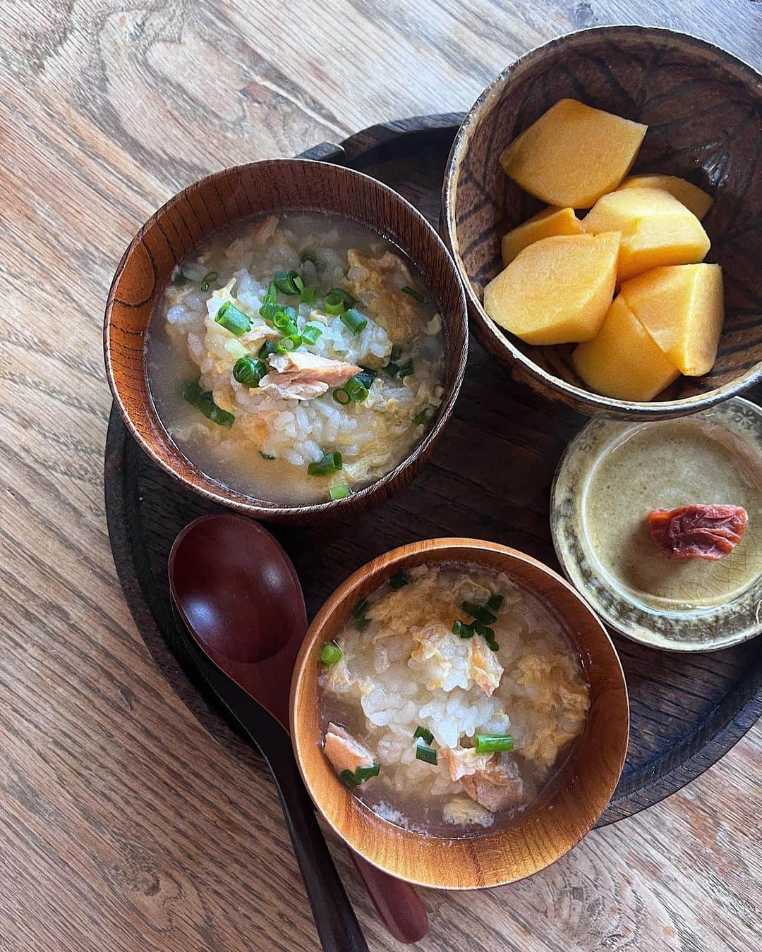 のインスタグラム：「我が家の朝ごはんで定番「お粥」の季節がやってきた。 手抜きして夏に出すと二人とも食べてくれなかった。 暑過ぎた夏にそりゃそうだ…笑 だから夏は冷や汁にしていました。  最近朝はぐッと涼しくなりましたね 今日は二人しておかわり✌︎なんならおかわりの取り合い朝から賑やかでした…😅 身体に優しく最高の時短朝ごはん  出汁はもちろん @kaneshichi_jp の鰹節で🐟 #暮らし#朝ごはん」