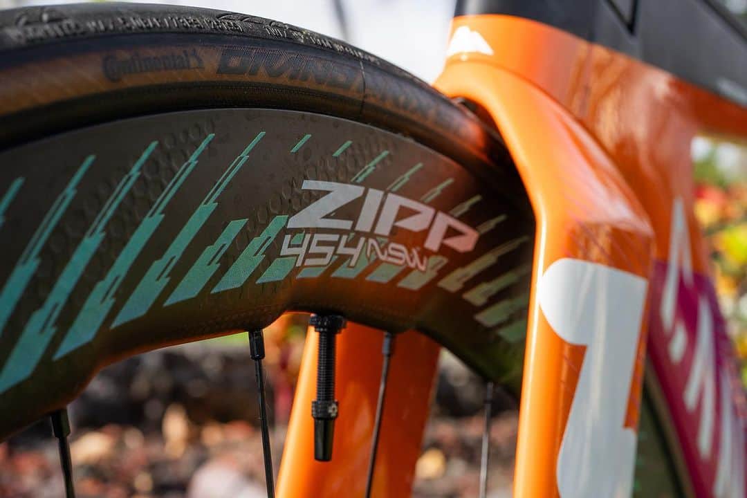 Zipp Speed Weaponryさんのインスタグラム写真 - (Zipp Speed WeaponryInstagram)「This bike is a big attention grabber on the Big Island. We’re loving #imkona week as we get set for the Ironman women’s world championships Saturday. We’re a proud supporter of the women’s 2023 @gozwift Academy Tri Team. This @canyon Speedmax is loaded with #ZippSpeed 454 front and 858 NSW rear wheels, @sramroad Red eTap AXS, and @timepedals.  #makingyoufaster」10月12日 15時30分 - zippspeed