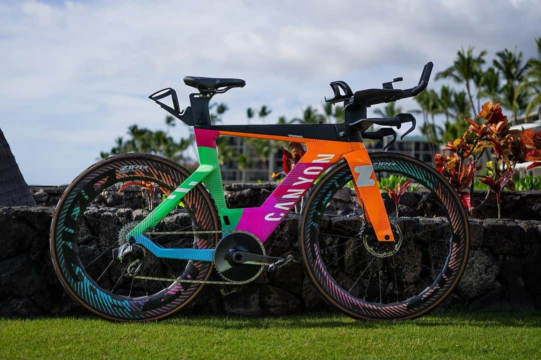 Zipp Speed Weaponryのインスタグラム：「This bike is a big attention grabber on the Big Island. We’re loving #imkona week as we get set for the Ironman women’s world championships Saturday. We’re a proud supporter of the women’s 2023 @gozwift Academy Tri Team. This @canyon Speedmax is loaded with #ZippSpeed 454 front and 858 NSW rear wheels, @sramroad Red eTap AXS, and @timepedals.  #makingyoufaster」