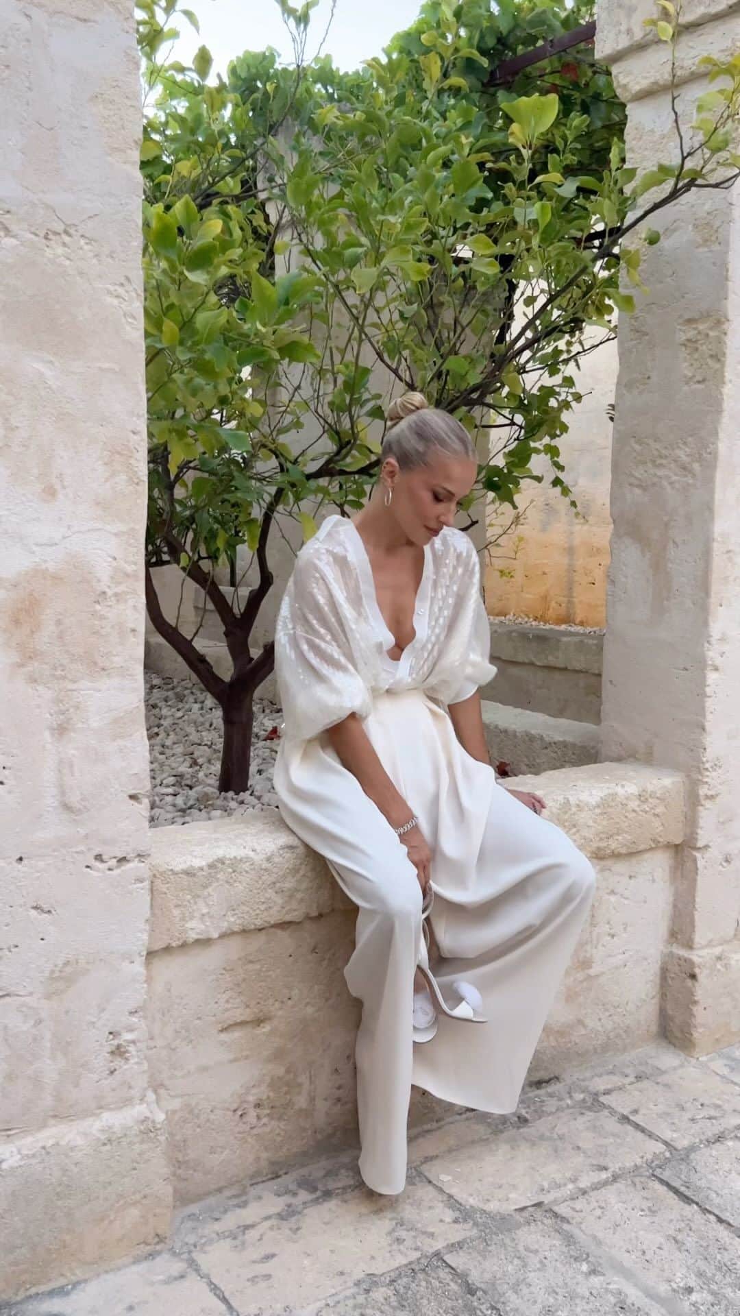 Burcu Esmersoyのインスタグラム：「just to say “thank you” 🙏🏻❤️ @gianvitorossi #ad」
