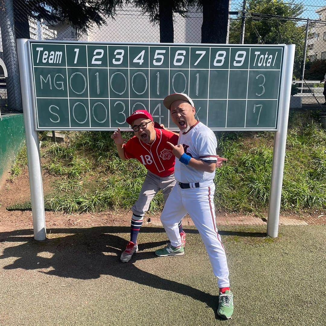 西寺郷太のインスタグラム：「#郷太通算勝敗 421試合 213勝121敗  マキタさんと草野球で会えて嬉しかったー！チーム「マキタ学級」とはずっと対戦していたけど、名前にもなってるマキタさんが全然試合に来ない約10年？他の場所や現場で会った時、「野球来てくださいよー」と最初は言ってたけど最近もう言わなくなってた（笑）。  でもやっぱり、瀧さんも同じだけど会えるだけで嬉しい。縁起がいい気がする。それがスターなんだろうなぁ^_^。」