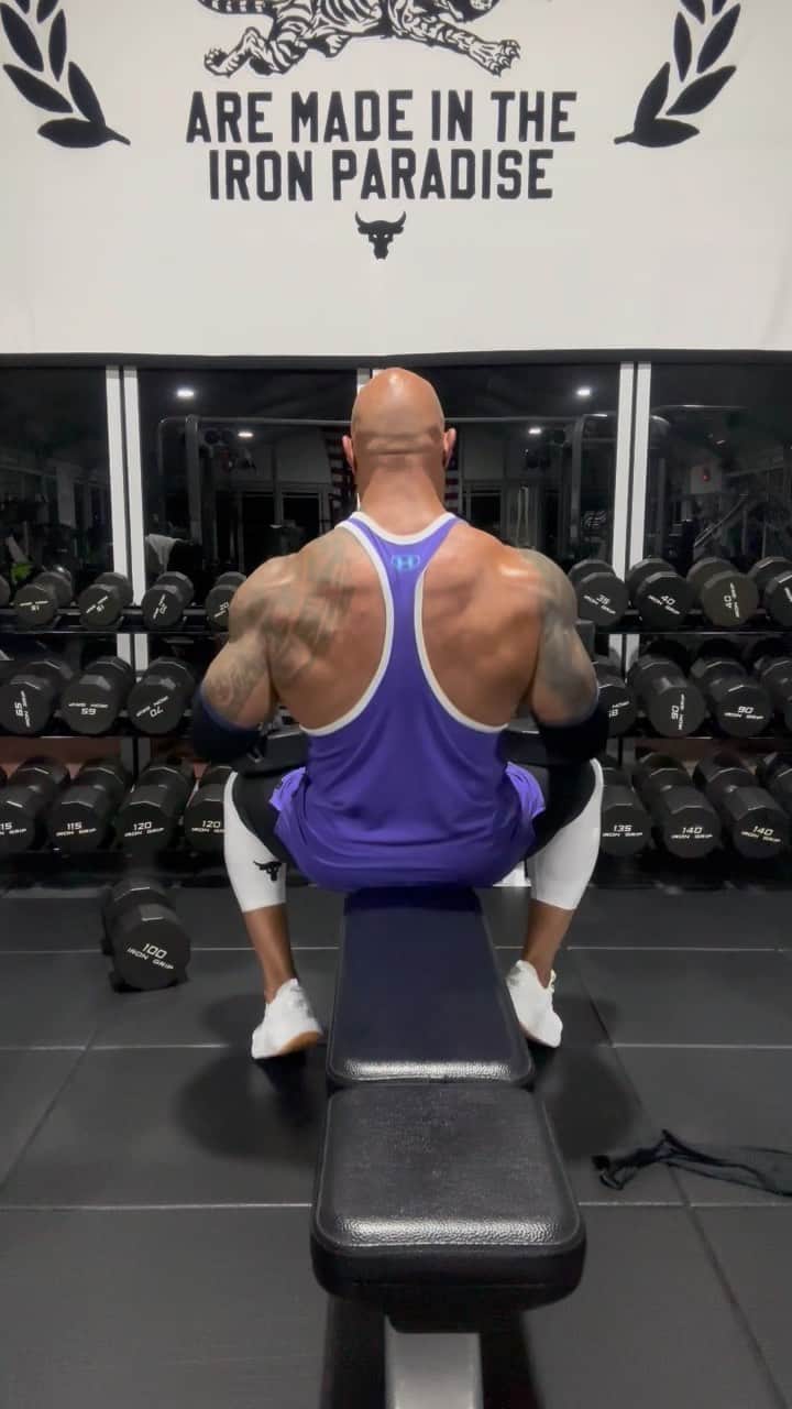 ドウェイン・ジョンソンのインスタグラム：「Late night mental clearing ☯️🗡️ Chest, tris, abs, calves, cardio (20min light) *drop sets on final sets for all exercises.  DB chest press 8 reps - 3 sec negative 1 sec pause  100lb drop to 60lb - repeat   “Do not go gentle into that good night, Rage, rage against the dying of the light. Though wise men at their end know dark is right, Because their words had forked no lightning they  Do not go gentle into that good night” ~ dt   #donotgogentle 🗡️ #midnightoilburners🕯  @projectrock」