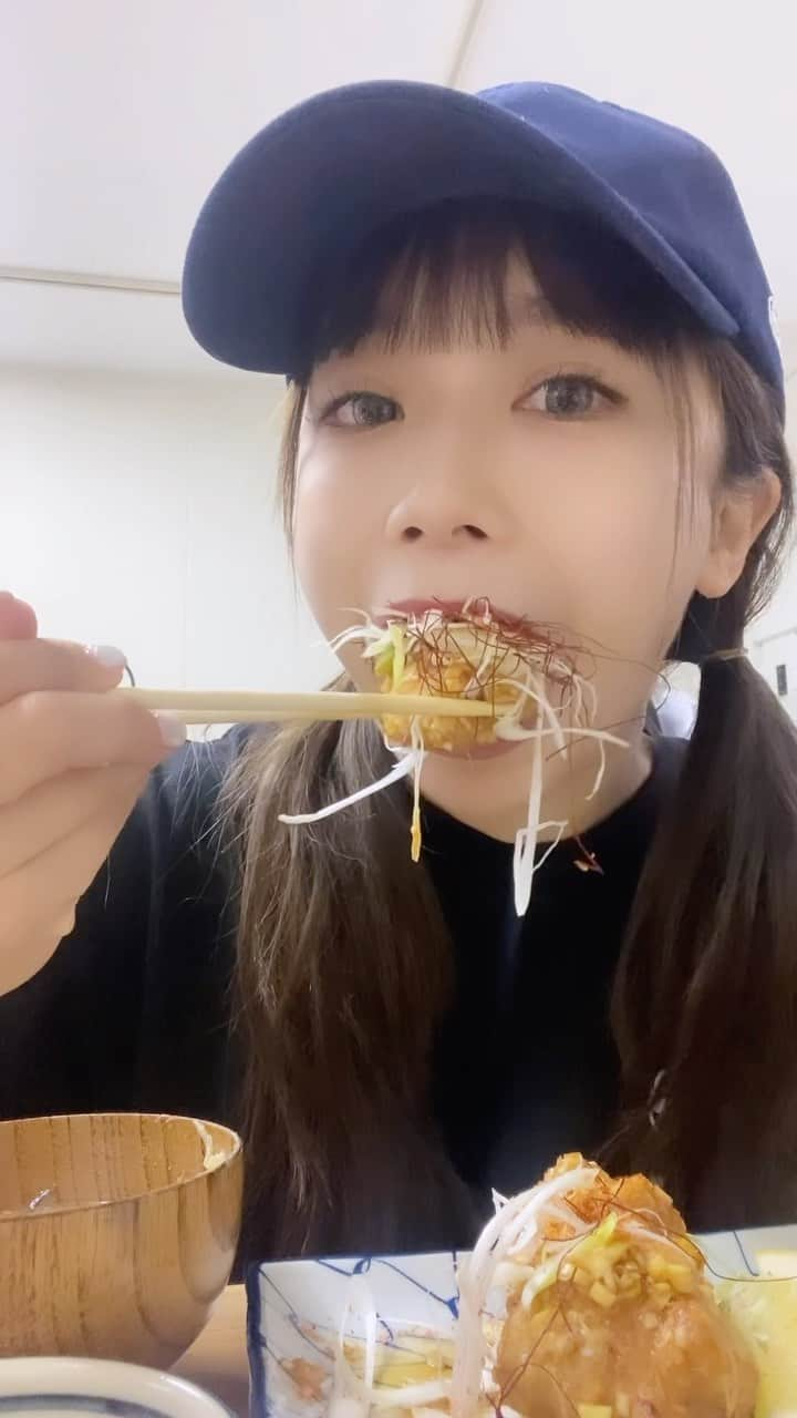 水嶋ひかるのインスタグラム：「毎日お仕事合間に美味しい賄いをいただいてます🙊🤍 ひかぴんく一味、七味デスクに装備😂🌶️ . #寄合 #TOCビル #五反田ランチ #五反田グルメ #五反田飲み  #五反田居酒屋 #今日は何の日 #豆乳の日」