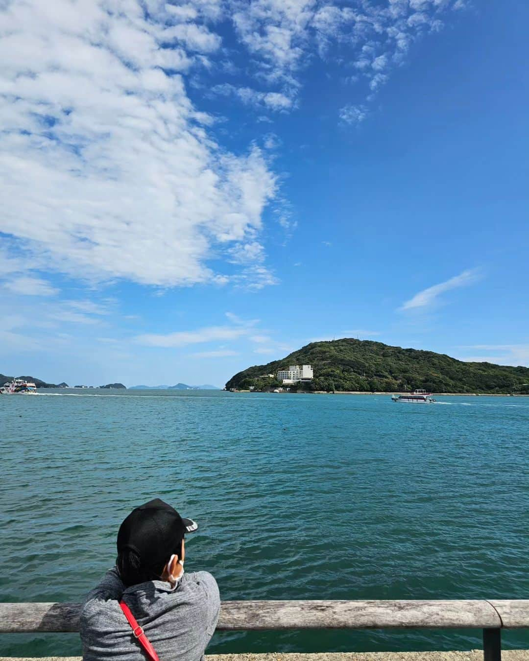 秋田くみ子のインスタグラム：「先日、息子と三重県の鳥羽水族館に行ってきました🚆 ・ 9月の下旬に、息子は修学旅行で、水族館や志摩スペイン村、伊勢神宮に行ってきたんですが😂 ・ もう一度ゆっくり見たい、私も行ってみたいという話になり、急遽、特急電車を予約して行きました🤣 ・ 鳥羽水族館のアイドル✨️ラッコのメイちゃん💖キラちゃんにも会えました😊。可愛かったぁ～ ・ #吉本新喜劇#よしもと#三重県#鳥羽#鳥羽水族館#ラッコ#メイちゃん#キラちゃん#可愛い#癒し#アイドル」