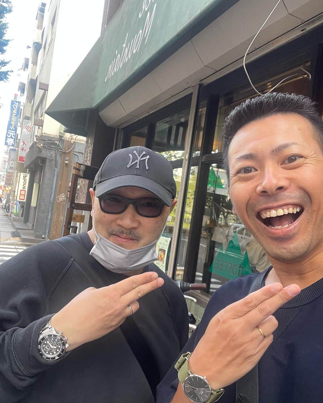 アキラ・コンチネンタル・フィーバーのインスタグラム：「今日は大先輩のくまだまさし先生にお食事とコーヒーに連れて行って頂きました。人生の大先輩に的確なアドバイスを頂き答えが出ました！ 貴重なお時間ありがとうございました。 20年ぶりに再訪させて頂いたコーヒー屋さん。私は毎朝豆🫘挽くことから始まる愛好家でございます。今日は染みに染みました。 #くまだまさし先生」