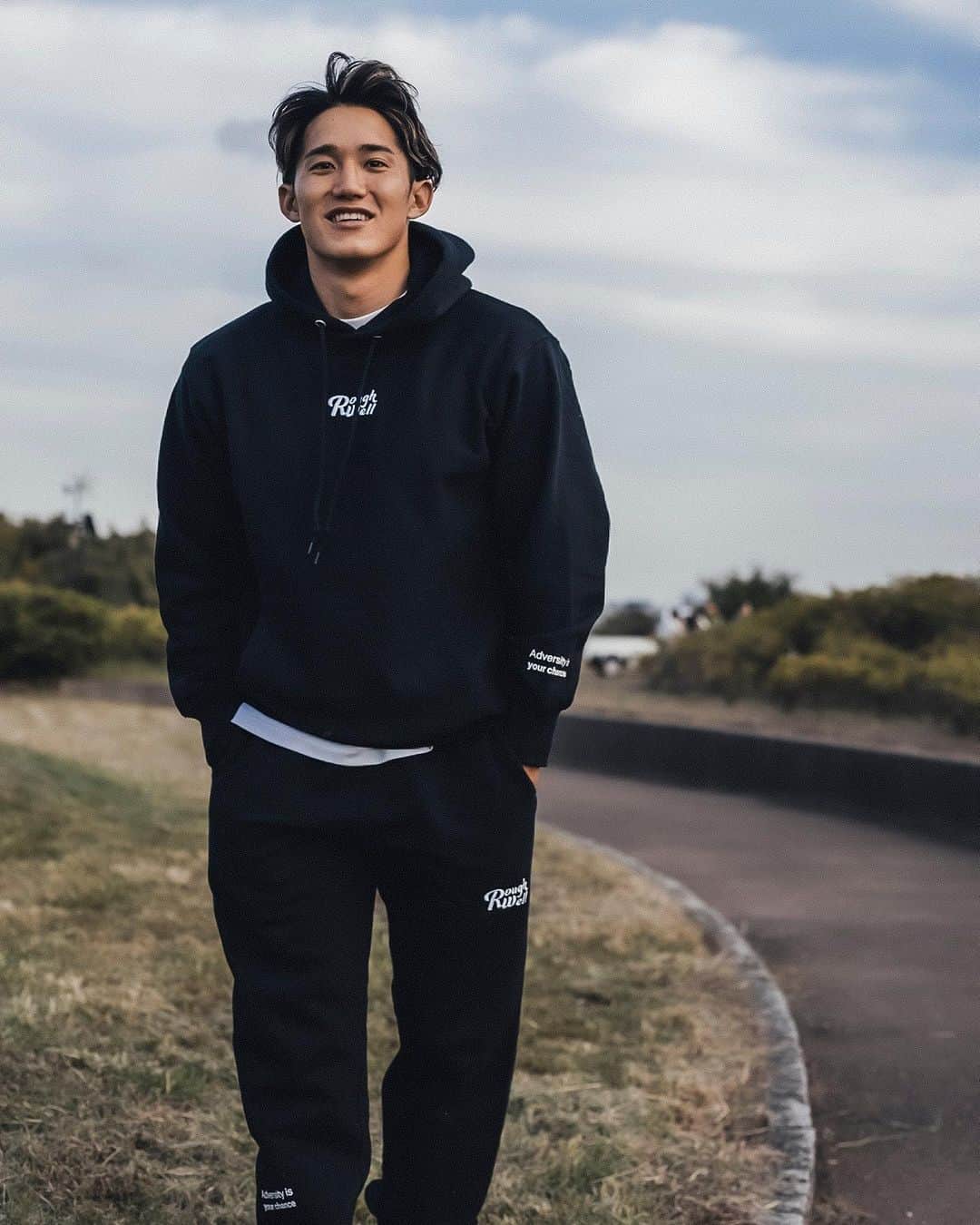 荒井陸のインスタグラム：「Even if I'm alone, I'll keep on walking like this.   wear @roughwell_wear 💚  📸@yugo_0523」