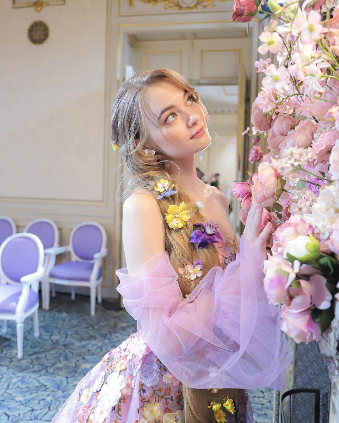 ♡プラコレWedding·⋆*さんのインスタグラム写真 - (♡プラコレWedding·⋆*Instagram)「. @placole_dressy【#DRESSY花嫁 】 【#プラコレ】をつけて投稿&フォローしてね♩ . ＝＝＝＝＝＝＝ . Disney Wedding Dress Collection 9th 情報解禁された 『塔の上のラプンツェル』からインスパイアされた ドレスをご紹介👗🪄  Inspired by ラプンツェル【DWS0113 PURPLE】 金色に輝く長い髪をゴールドのグリッターで表現し カラフルな立体フラワーの エンブロイダリーレースで彩られた愛らしい1着🌼  胸元のお花がとっても可愛いですよね✨ . . ＝＝＝＝＝＝＝＝ 👗Photo by... @kuraudia.weddingdressさん ＝＝＝＝＝＝＝＝ . 『#DRESSY花嫁』『#プラコレ』の ハッシュタグをつけて写真をUPしてね✦ 花嫁アプリ『DRESSY by プラコレ』の 記事に掲載＆リグラムされるかも♩ . みなさまからのいいねや保存 コメントをお待ちしています♥️ 「このウェディングドレス可愛い！」 「ヘアスタイルも気になる！！」 「今の花嫁さんの流行りは！？」etc. . ＝＝＝＝＝＝＝＝ 花嫁アプリでは、 プロのアドバイザーに結婚式の相談を何度でも♡ ウェディングドレスの記事や、 自分のウェディングレポを残せちゃう♡” . >>>TOPのURLからcheck ⋈ @placole_dressy >>>結婚のご相談は プラコレウェディングアドバイザーへ♡ @wedding_adviser >>>ウェディングレポを残したいなら、 farny by プラコレをcheck ✎ @farny_wedding >>>花嫁準備に欠かせないアイテムをお探しなら placole & dressy Beauty をcheck ❁ @dressy_beauty_ >>>素敵なドレスに出会いたい花嫁さま♡ @dressyonline_をcheck >>>おしゃれなファミリーフォトは ドレシーベイビーをcheck 𓏸 @dressy.baby >>>鎌倉にOPEN”お花とドレスと紅茶のカフェ” @dressyroom_teaをcheck𓌉𓇋 >>>名古屋にOPEN”ウェディング体験型カフェ @dressycafe_nagoya をcheck𓌉𓇋 . ＝＝＝＝＝＝＝＝＝＝＝＝＝＝＝＝ . #一度きりの人生一度は魔法にかけられて #花嫁 #卒花嫁 #結婚 #結婚式 #試着レポ #カラードレス試着 #ドレス試着 #ドレス試着レポ #ドレス選び #カラードレス  #disney #disneyprincess #disneyweddingdresscollection #wedding #weddingdress #colordress #disneydress #ディズニー #ディズニードレス #ディズニーウェディングドレスコレクション #ディズニーウェディングドレスコレクション9th #ディズニープリンセス #プリンセスドレス #塔の上のラプンツェル #ラプンツェル」10月12日 15時43分 - placole_dressy