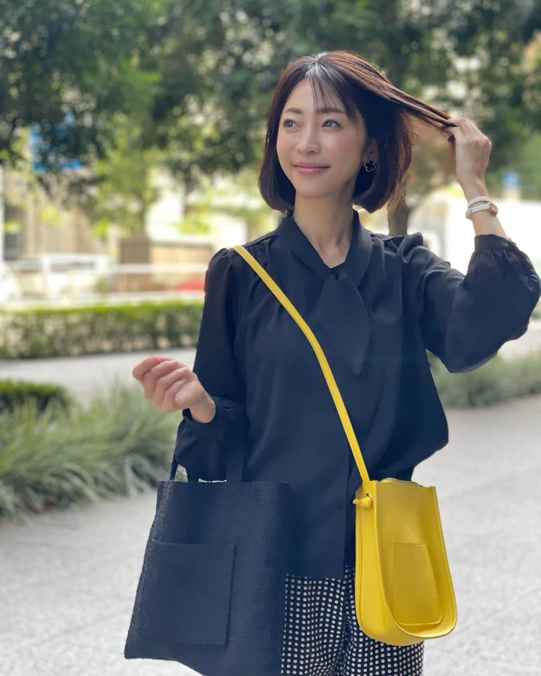 木本泉のインスタグラム：「- だんだん秋らしくなってきて、歩いていても汗をかく事もなく快適な気候🍂  あっという間に寒くなっちゃうのかな？  ジャケットやジレに合わせて着ると可愛いと思い作ったブラウス🖤  明日はもう金曜日！ 今週は連休があったせいか1週間が早すぎる💦」
