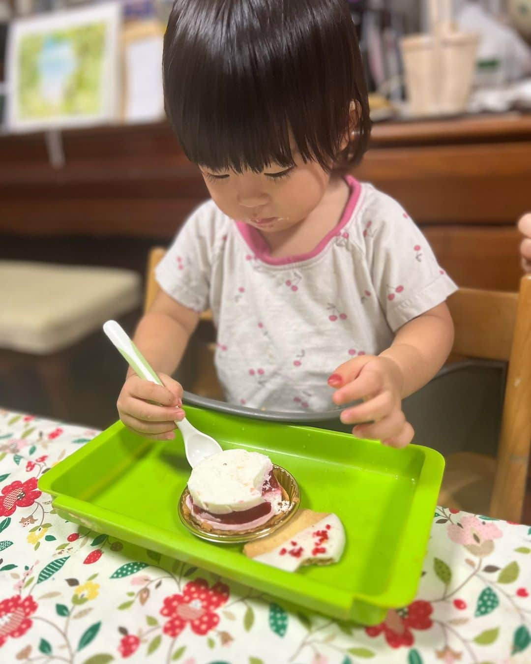 長嶺菜菜子さんのインスタグラム写真 - (長嶺菜菜子Instagram)「⁡ 開けた瞬間テンション上がるやつ😍 ⁡ ミルキーフロマージュサンド🍎🍓🥜🍫 ⁡ ⁡ エーデルワイスさんの姉妹店 MAKE BAKE ℃で発売されてるのだけど ⁡ こんなのも売ってるなんて 初めて知ったぁ!!ってのが感想w ⁡ ⁡ りんご、いちご、チョコ、ナッツ の4種類があって どれも見た目も可愛くてとっても美味しい😋 ⁡ 食べる前に少し冷凍庫に入れて 少しかためで食べるとちょうどよかった！ ⁡ ⁡ これは子どもがいるファミリーへの ギフトはすっごく喜ばれるだろうなぁ☺️🎁 ⁡ ⁡ 11月31日までの限定販売だから サンエー各店舗に入っている MAKE BAKE ℃をチェックしてみてね🫰🏻💗 @make_bake_c  ＿＿＿＿＿＿＿＿ #沖縄ケーキ #那覇ケーキ #クッキーサンド #クッキーサンドチーズケーキ #秋限定 #秋スイーツ #スイーツ #期間限定スイーツ #pr #アンバサダー #家族時間 #沖縄ママ」10月12日 15時45分 - na7co0422