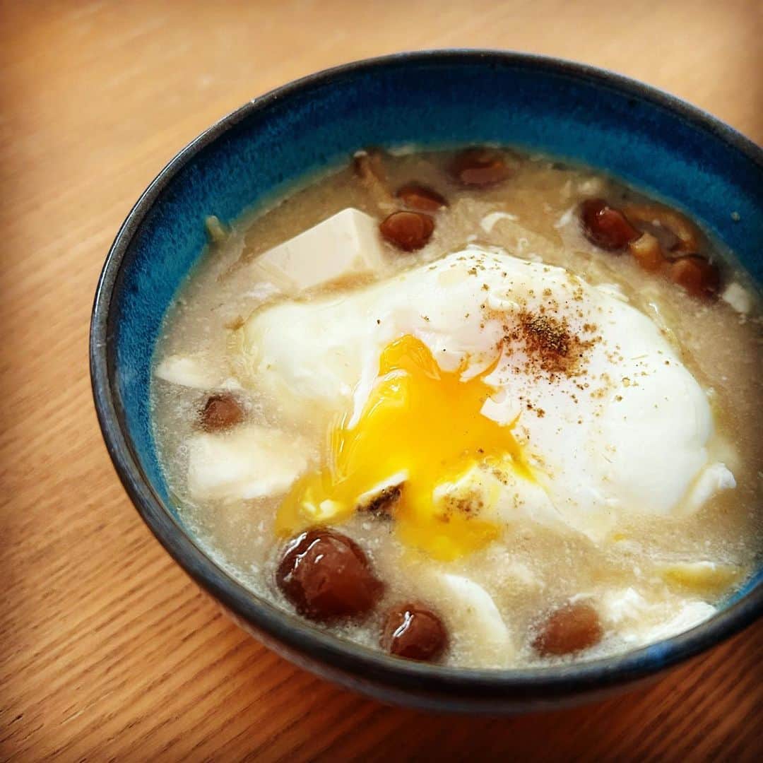 梅津有希子さんのインスタグラム写真 - (梅津有希子Instagram)「秋らしくなって、ようやくあったかい汁ものがおいしくなってきた。  昆布と煮干しの合わせだしで鶏ささみを茹でたトリプルだしで、おみそ汁。  2日目によくやるのが、たんぱく質強化の卵in🐣  今日は、なめこ、揚げなす、ひき肉、とうふ。常備してる冷凍揚げなす、3個くらい入れるだけで、コクが増してお気に入り🍆  「たんぱく質とらなきゃ」と意識してるので、これに納豆ごはん、ささみときゅうりの酢の物。  こんな飾らないごはんが、年々好きになるなー。  #おうちごはん #だし #だし生活 #出汁 #みそ汁 #味噌汁 #たんぱく質 #タンパク質」10月12日 15時46分 - y_umetsu