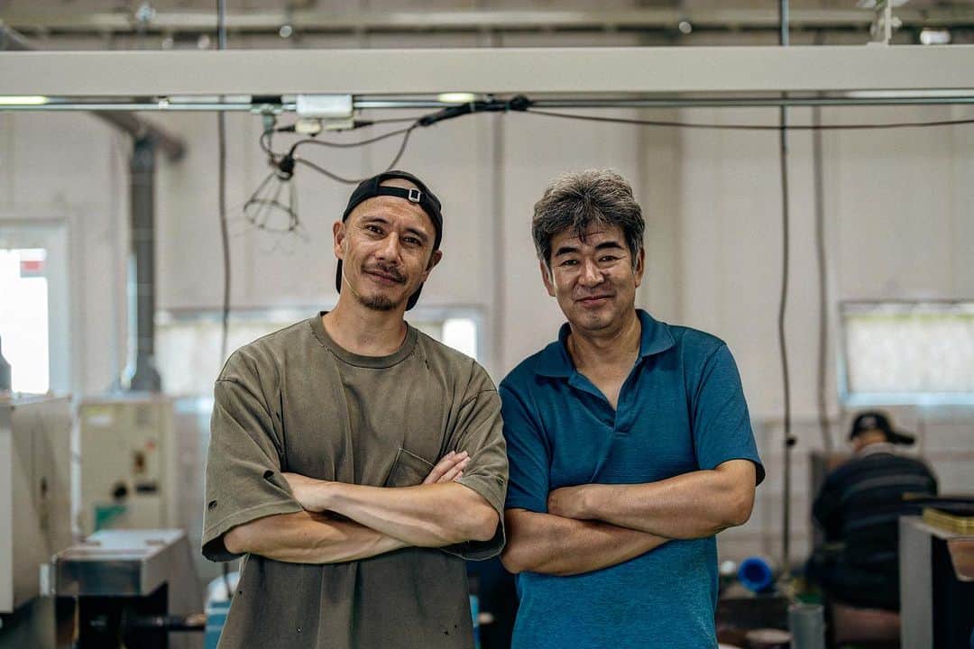 のインスタグラム：「五代伝承唯一無二の肥後守  @higonokami.kanekoma   「株式会社 永尾かね駒製作所」  肥後守を造り続けて百有余年、伝統を受け継ぐ。  伝統を守り、受け継ぐだけではなく、その技術を駆使して、さらに新しいモノを作りだす為工房を新設。様々な企業やブランド、アニメとコラボするなど、常に挑戦を止めない姿勢こそが伝統を守るということなのだと強く感じました。  明治27年（1894年）創業、五代継承初代駒太郎が美嚢郡久留美村大字平田（現：兵庫県三木市平田）の地で『平田ナイフ』の製造を始めて百有余年、五代の伝承は肥後守職人として唯一相伝となった。永尾かね駒製作所が作る肥後守が、唯一無二の肥後守。  Special thanks Photoby @harry4th」