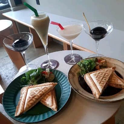 藤原宏美（ひろみん）のインスタグラム：「【ナッツとコーヒーの自家焙煎専門店】  またまた熊本で、 素敵なカフェを見つけたよーっ☕  #今年オープンしたばかり #東区のラブファベックロースターズ  コーヒーが定番だけど、 私はフルーツのカクテルを🍸  #バーテンダー監修 #旬のフルーツを丸ごと１個使用 #キウイと梨どちらも最高！  スペシャルティコーヒー使用の 究極のコーヒーゼリーは、 ぷるんぷるんで美しい～🤩  私が一番好きだったのは、 自家製カッサータ❤️  #自家焙煎ナッツの食感 #もうまた食べたい  お店の一番人気はホットサンド👍 スモークチキンとサバを😊  おしゃれカフェなのに メニューも豊富で、 どれもいちいち美味しくて😍  他にも食べたいメニューがあったから また近々行きたいな～🍰☕  PR @lav_fabec_roasters  #ラブファベックロースターズ #熊本カフェ #熊本グルメ #熊本県東区 #熊本コーヒー #熊本市グルメ #熊本市カフェ」