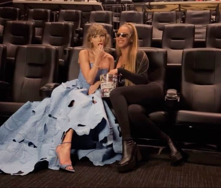 テイラー・スウィフトのインスタグラム：「I’m so glad I’ll never know what my life would’ve been like without @beyonce‘s influence. The way she’s taught me and every artist out here to break rules and defy industry norms. Her generosity of spirit. Her resilience and versatility. She’s been a guiding light throughout my career and the fact that she showed up tonight was like an actual fairytale. 😇🙏🥹  📷: Mason Poole」