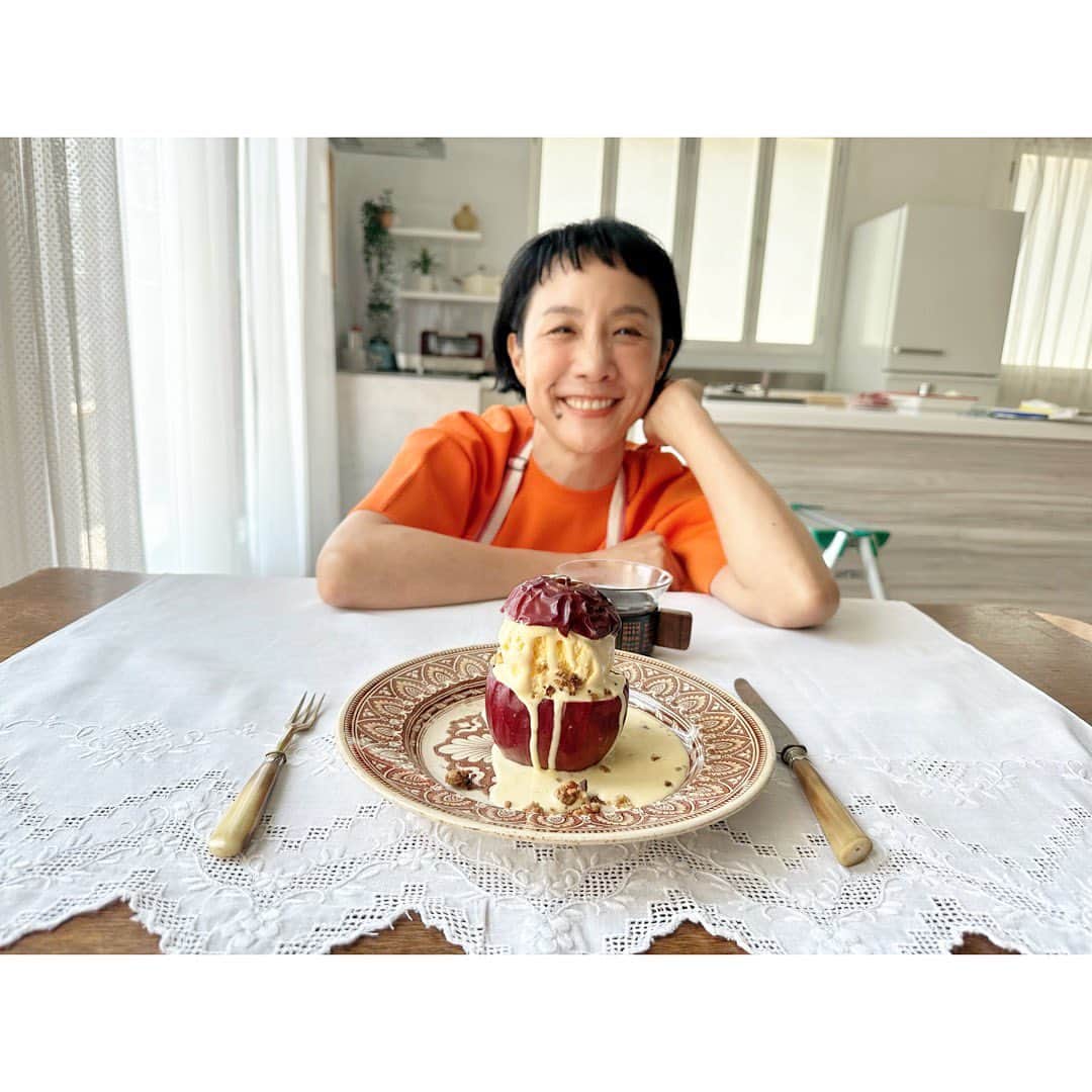 のインスタグラム：「明日10/13(金)12:20から放送のNHK『きょうの料理』に出演します！２回目の出演、うれしすぎる🥹✨発売中のテキスト10月号では「秋のはなゴハン」と題して「大根と手羽元のエスニック煮込み」「ラザニア」そして「アップルクランブル」を紹介中😋明日の放送では〆まで楽しめる「エスニック煮込み」と秋のデザート「アップルクランブル」を作りますよ😊今日は偶然にもエスニック煮込みを仕込んでから出かけました😆本当に美味しいのでぜひ参考にしてくださいね❣️ テキスト写真 : 宮濱祐美子　 料理スタイリング : 肱岡香子　 衣装 : 田中雅美 ヘアメイク : 佐藤エイコ #きょうの料理 #秋のはなゴハン」