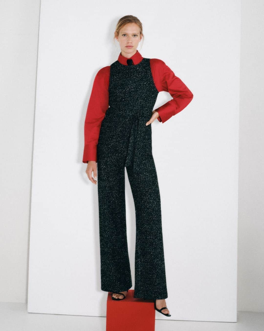 MANGOのインスタグラム：「Commutercore is about to get serious (and chic) 💼 Explore the season's new take on workwear at mango.com. ⁣ Jumpsuit: 57077729 ⁣ Shirt: 57087758 ⁣ #MangoWoman」