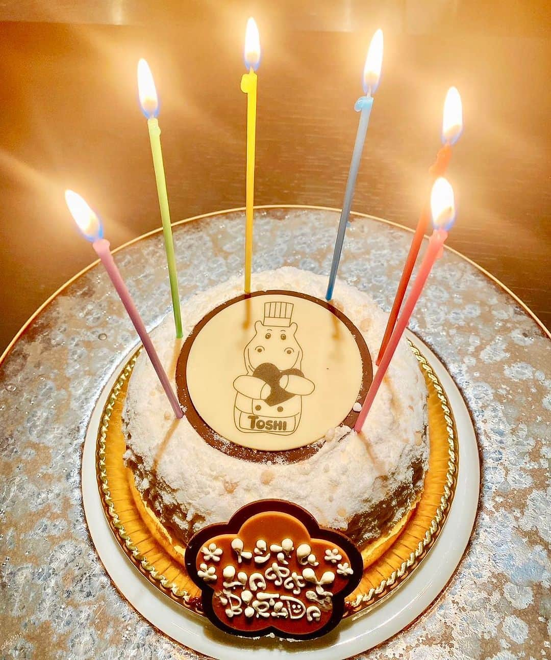 鎧塚俊彦さんのインスタグラム写真 - (鎧塚俊彦Instagram)「昨晩少し早い誕生日祝いで小山さんが持ってきて下さったes KOYAMAの「フランクフルタークランツ」❗️ 上品なバタークリームで懐かしくとっても美味しかったです⤴️ 小山さんは子供の頃に食べた神戸のハイジのフランクフルタークランツに衝撃を受けて菓子職人になりハイジに就職したそう。 私にとっては百貨店の最上階の大食堂で食べた「チョコレートパフェ」ですかね😊✌️ 皆さんにとって衝撃を受けた懐かしのスイーツはありますか❓。 人生を左右する程の素晴らしい菓子作りを目指して一層精進を重ねます‼️ #toshiyoroizuka #鎧塚俊彦　#トシヨロイヅカ　#小山進　#ハイジ　#eskoyama #フランクフルタークランツ」10月12日 16時03分 - toshiyoroizuka