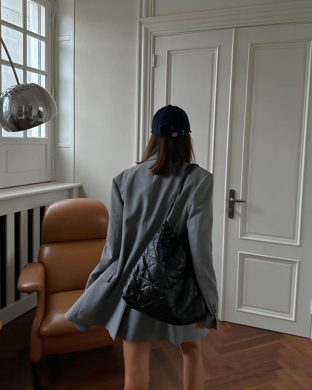 キム・ジュニのインスタグラム：「진리의 블랙🖤 뭐 아무데나 스윽 들어도 튀지 않고 예쁘게 들수 있는 컬러죠!  반무광의 패딩퀼팅이 아주 고급스럽답니당🙋🏻‍♀️ 내일 한정수량으로 만나요!  #어버브 #포근백」
