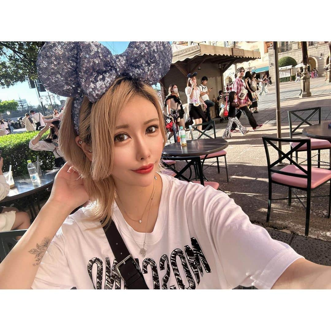 櫻井綾奈のインスタグラム：「. DisneySea🐭🌊💫💭 . ランドは行ってたけどシーは久々！ 安定のメンバーで行ってきた- ̗̀ ‪☺︎☺︎☺︎ ̖́- . . オープンから行くと疲れちゃうから アーリーイブニングパスポートで 15時からインパしたよ🏰💭 . . まさかの三連休で激混みだったけど ゆっくりまったり食べ歩きして飲んで🍻 アトラクション4つ乗れたし満足( ¯﹀¯ ) . Dハロも始まってたから クオリティ凄いレイヤーさん達いて 園内歩いてるだけで楽しかった✨️ いつかコスプレでディズニーしたいな🥹💓 . . 楽しかった‪🫶🏻️😖💓 次は大阪ユニバ行きたい！！ . . . #池袋 #ikebukuro #キャバ #キャバクラ #キャバ嬢 #池袋シーサイド #プリンスグループ #キャバ嬢の休日 #ディズニー #Disney #DisneySea #tds #ディズニーコーデ #dハロ #MOSCHINO #アーリーイブニングパスポート #カチューシャ #🐭 #🏰‪‪ #🌊 #🌎 #🧜‍♀️ #👭 #💓 #instagood #instalike #like4like #l4l #dayoff #instafriends」