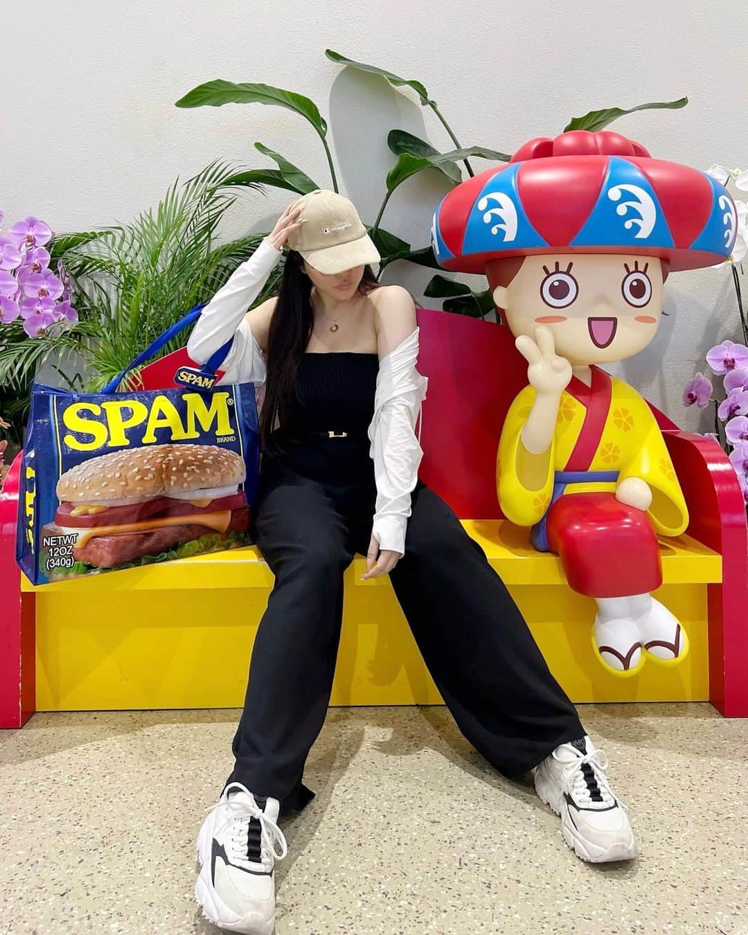 神宮 若奈のインスタグラム：「SPAM bagお気に入り🍔💛💙 映えスポットっぽいところで撮ったw   グナボニの試着会にお洋服持っていくのも こちらで運びましたwww   スパムのことポークって呼んでるんだけど 同じ人いる？😂 　　 たまに通じないwww   #spam #okinawa #nahaairport #japan  #すっぴん #沖縄 #また行きたい #映えスポット  #飛行機はすっぴんに限る #すっぴん映え」