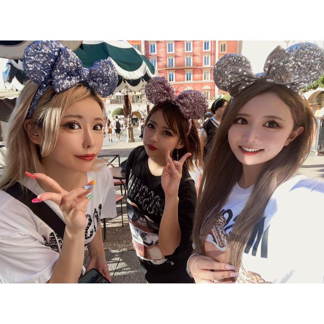 櫻井綾奈さんのインスタグラム写真 - (櫻井綾奈Instagram)「. DisneySea🐭🌊💫💭 . ランドは行ってたけどシーは久々！ 安定のメンバーで行ってきた- ̗̀ ‪☺︎☺︎☺︎ ̖́- . . オープンから行くと疲れちゃうから アーリーイブニングパスポートで 15時からインパしたよ🏰💭 . . まさかの三連休で激混みだったけど ゆっくりまったり食べ歩きして飲んで🍻 アトラクション4つ乗れたし満足( ¯﹀¯ ) . Dハロも始まってたから クオリティ凄いレイヤーさん達いて 園内歩いてるだけで楽しかった✨️ いつかコスプレでディズニーしたいな🥹💓 . . 楽しかった‪🫶🏻️😖💓 次は大阪ユニバ行きたい！！ . . . #池袋 #ikebukuro #キャバ #キャバクラ #キャバ嬢 #池袋シーサイド #プリンスグループ #キャバ嬢の休日 #ディズニー #Disney #DisneySea #tds #ディズニーコーデ #dハロ #MOSCHINO #アーリーイブニングパスポート #カチューシャ #🐭 #🏰‪‪ #🌊 #🌎 #🧜‍♀️ #👭 #💓 #instagood #instalike #like4like #l4l #dayoff #instafriends」10月12日 16時14分 - mayapan0511