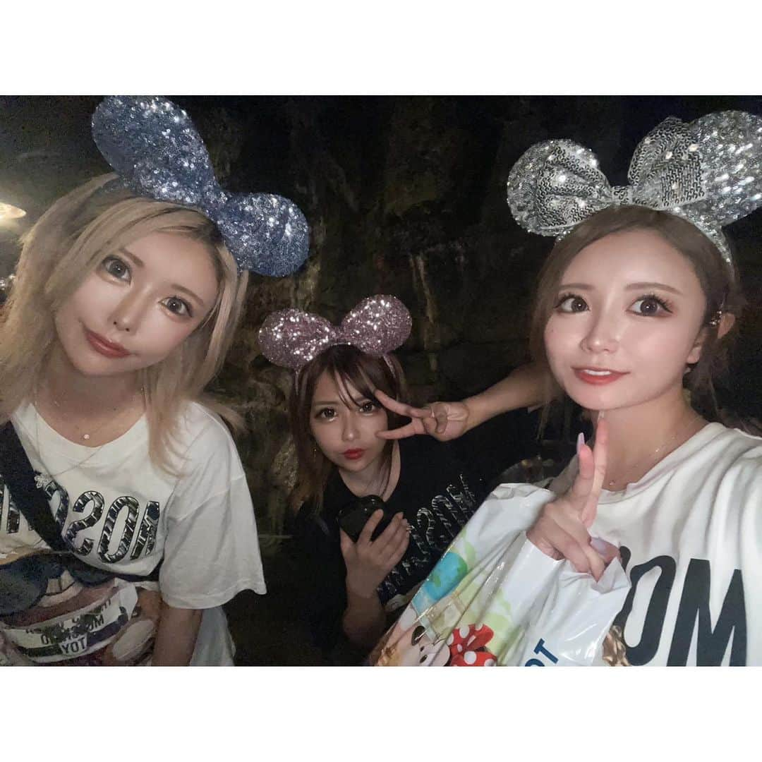 櫻井綾奈さんのインスタグラム写真 - (櫻井綾奈Instagram)「. DisneySea🐭🌊💫💭 . ランドは行ってたけどシーは久々！ 安定のメンバーで行ってきた- ̗̀ ‪☺︎☺︎☺︎ ̖́- . . オープンから行くと疲れちゃうから アーリーイブニングパスポートで 15時からインパしたよ🏰💭 . . まさかの三連休で激混みだったけど ゆっくりまったり食べ歩きして飲んで🍻 アトラクション4つ乗れたし満足( ¯﹀¯ ) . Dハロも始まってたから クオリティ凄いレイヤーさん達いて 園内歩いてるだけで楽しかった✨️ いつかコスプレでディズニーしたいな🥹💓 . . 楽しかった‪🫶🏻️😖💓 次は大阪ユニバ行きたい！！ . . . #池袋 #ikebukuro #キャバ #キャバクラ #キャバ嬢 #池袋シーサイド #プリンスグループ #キャバ嬢の休日 #ディズニー #Disney #DisneySea #tds #ディズニーコーデ #dハロ #MOSCHINO #アーリーイブニングパスポート #カチューシャ #🐭 #🏰‪‪ #🌊 #🌎 #🧜‍♀️ #👭 #💓 #instagood #instalike #like4like #l4l #dayoff #instafriends」10月12日 16時14分 - mayapan0511