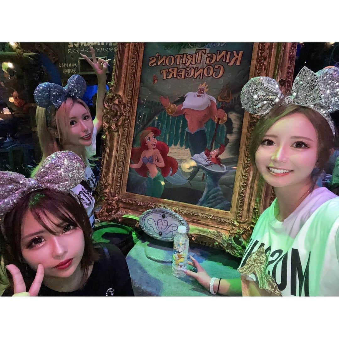 櫻井綾奈さんのインスタグラム写真 - (櫻井綾奈Instagram)「. DisneySea🐭🌊💫💭 . ランドは行ってたけどシーは久々！ 安定のメンバーで行ってきた- ̗̀ ‪☺︎☺︎☺︎ ̖́- . . オープンから行くと疲れちゃうから アーリーイブニングパスポートで 15時からインパしたよ🏰💭 . . まさかの三連休で激混みだったけど ゆっくりまったり食べ歩きして飲んで🍻 アトラクション4つ乗れたし満足( ¯﹀¯ ) . Dハロも始まってたから クオリティ凄いレイヤーさん達いて 園内歩いてるだけで楽しかった✨️ いつかコスプレでディズニーしたいな🥹💓 . . 楽しかった‪🫶🏻️😖💓 次は大阪ユニバ行きたい！！ . . . #池袋 #ikebukuro #キャバ #キャバクラ #キャバ嬢 #池袋シーサイド #プリンスグループ #キャバ嬢の休日 #ディズニー #Disney #DisneySea #tds #ディズニーコーデ #dハロ #MOSCHINO #アーリーイブニングパスポート #カチューシャ #🐭 #🏰‪‪ #🌊 #🌎 #🧜‍♀️ #👭 #💓 #instagood #instalike #like4like #l4l #dayoff #instafriends」10月12日 16時14分 - mayapan0511