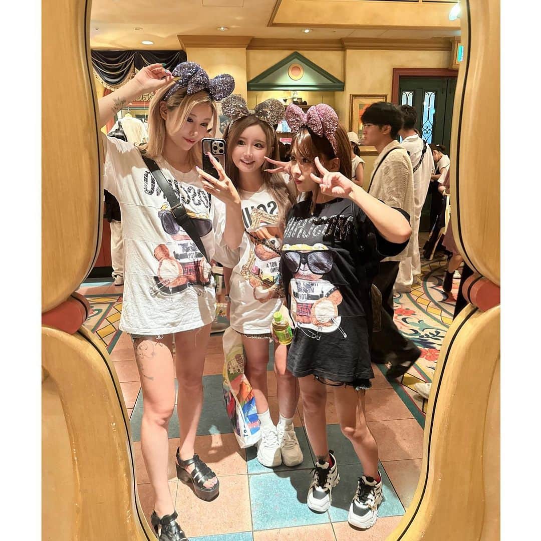 櫻井綾奈さんのインスタグラム写真 - (櫻井綾奈Instagram)「. DisneySea🐭🌊💫💭 . ランドは行ってたけどシーは久々！ 安定のメンバーで行ってきた- ̗̀ ‪☺︎☺︎☺︎ ̖́- . . オープンから行くと疲れちゃうから アーリーイブニングパスポートで 15時からインパしたよ🏰💭 . . まさかの三連休で激混みだったけど ゆっくりまったり食べ歩きして飲んで🍻 アトラクション4つ乗れたし満足( ¯﹀¯ ) . Dハロも始まってたから クオリティ凄いレイヤーさん達いて 園内歩いてるだけで楽しかった✨️ いつかコスプレでディズニーしたいな🥹💓 . . 楽しかった‪🫶🏻️😖💓 次は大阪ユニバ行きたい！！ . . . #池袋 #ikebukuro #キャバ #キャバクラ #キャバ嬢 #池袋シーサイド #プリンスグループ #キャバ嬢の休日 #ディズニー #Disney #DisneySea #tds #ディズニーコーデ #dハロ #MOSCHINO #アーリーイブニングパスポート #カチューシャ #🐭 #🏰‪‪ #🌊 #🌎 #🧜‍♀️ #👭 #💓 #instagood #instalike #like4like #l4l #dayoff #instafriends」10月12日 16時14分 - mayapan0511