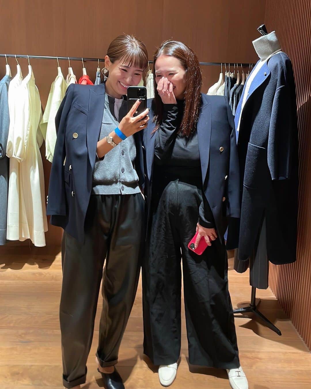 のインスタグラム：「____ . 大、大、大好きな　@ebure_official が 京都にオープンということで ひと足お先に　@hiron953 と お邪魔してきました♡  わたしにとってebureは 5年前に出会って以来 もうこれ以上のトレンチには出会えないやん！と 思うほど魅了されているブランド （今日もトレンチ着て行った）  トレンチをはじめ コート ジャケット パンツ Tシャツ、、と お気に入りに出会うたびに 少しずつcollection  上質な素材で シルエットが美しいところが 素晴らしく、  シンプルなのに 纏うと 女性らしく見えるなんて 最高過ぎませんか🥺✨  色々試着した結果、 ジャケットをお迎え。  実はebureのジャケットは既に持ってるんですが、 ダブルとシングルでは 着た時のシルエットや雰囲気が全く違って 別物ということが判明🥹✨  周りにいた皆さんにも驚かれたけども、 シングルのジャケットに決めました♡  一緒に行ったひろも同じものに😎 久しぶりに一緒に試着室入ってお着替えして、 あれも可愛い、これも可愛いという時間も めちゃくちゃ楽しかった♡  珍しく熱く語ってしまったけども 大好きなebureなので お許しください笑🥹✨  ebure好きなあの子や、あの子にも早くお伝えしなくちゃ☺️  📍ebure Kyoto 10/17  Kyoto TAKASHIMAYA S.C.【T8】 GRAND OPEN  #ebure  #ebure_official #紺ブレ」