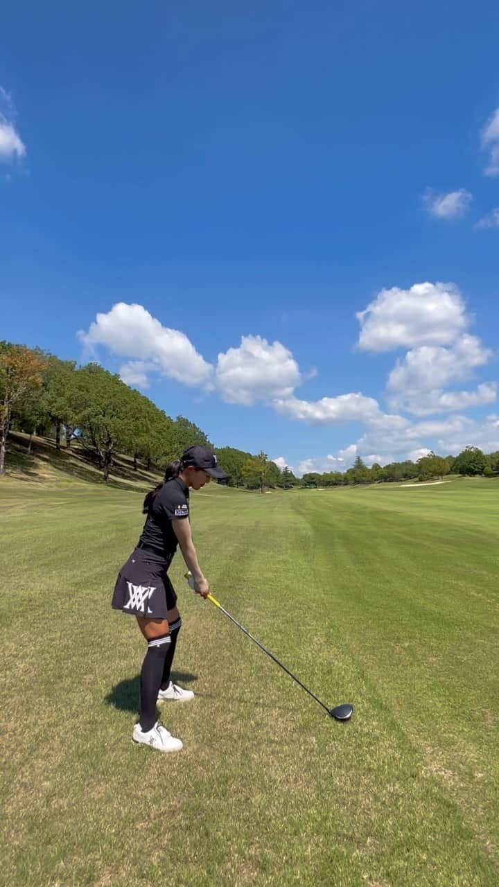 小澤美奈瀬のインスタグラム：「直ドラ⛳️ 低い球でライン出しできるし曲がるとしても右なので意外と扱いやすいですよ🥰💕 試してみてくださいね☺️🌸✨  #ゴルフ #直ドラ」