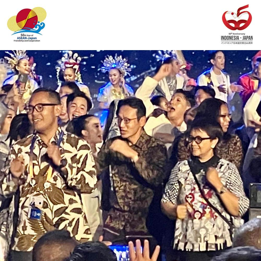 石井正文さんのインスタグラム写真 - (石井正文Instagram)「Saya menghadiri Pertemuan Tingkat Menteri ke-lima Archipelagic and Island States (AIS) Forum dan KTT AIS Forum pertama serta menyampaikan inisiatif Jepang dalam bidang perubahan iklim, perlindungan lingkungan maritim dan pemerintahan maritim. Saya menghormati upaya-upaya Pemerintah Indonesia dalam memimpin masyarakat internasional!🌊⚓🤝✨ 群島・島嶼国(AIS)フォーラム第 5 回閣僚会合、第 1 回首脳会合に出席し、気候変動、海洋環境保全、海洋ガバナンス分野における日本のイニシアチブについて発言し ました。国際社会をリードするインドネシア政府の取組に敬意を表します!🌊⚓🤝✨  #65indonesiajepang #65japanindonesia #50aseanjapan #jepang #dubesjepang #dubeskanasugi #AIS #maritime #Indonesia」10月12日 16時27分 - jpnambsindonesia